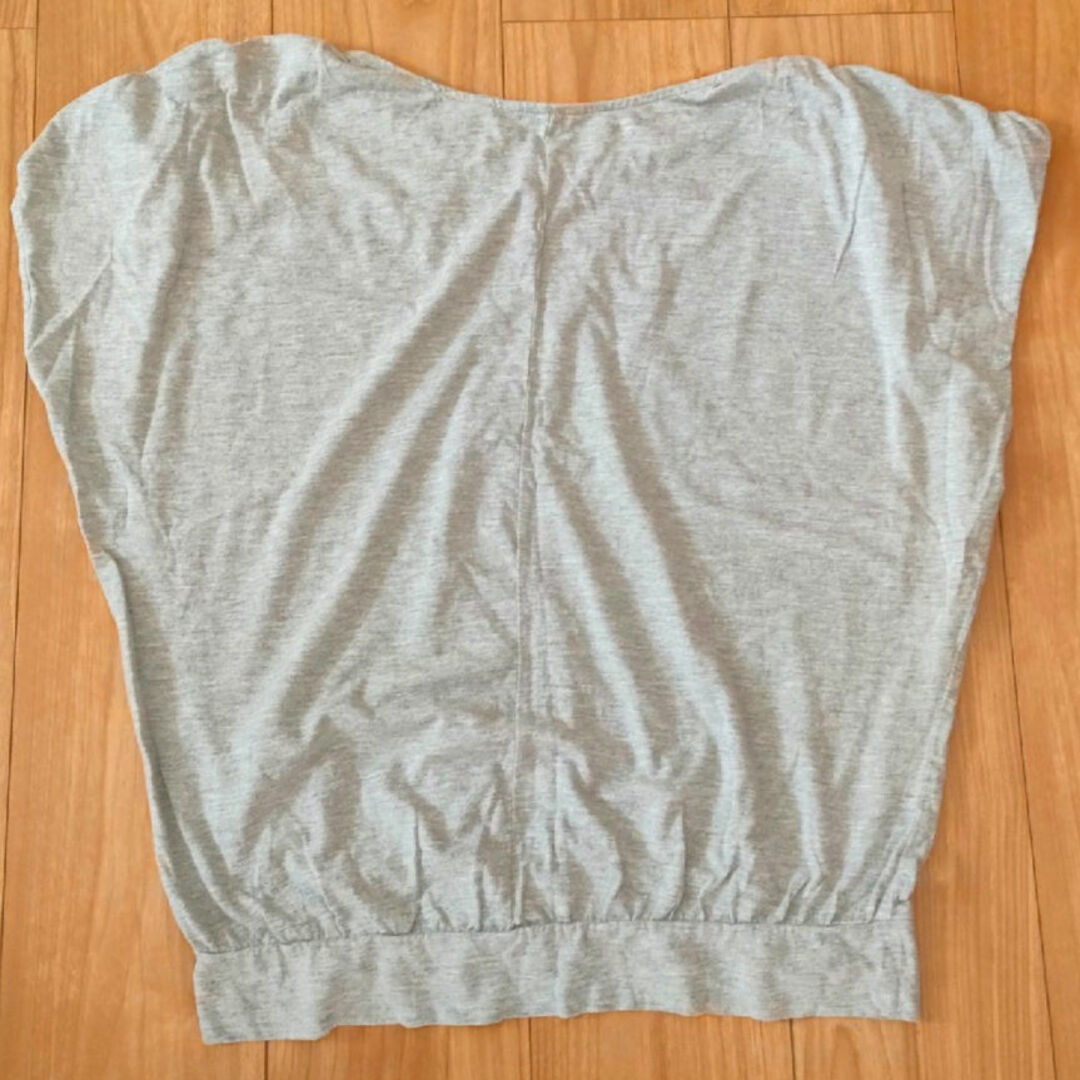 UNIQLO(ユニクロ)のTシャツ 　カットソー　半袖　ユニクロ　　グレー レディースのトップス(Tシャツ(半袖/袖なし))の商品写真