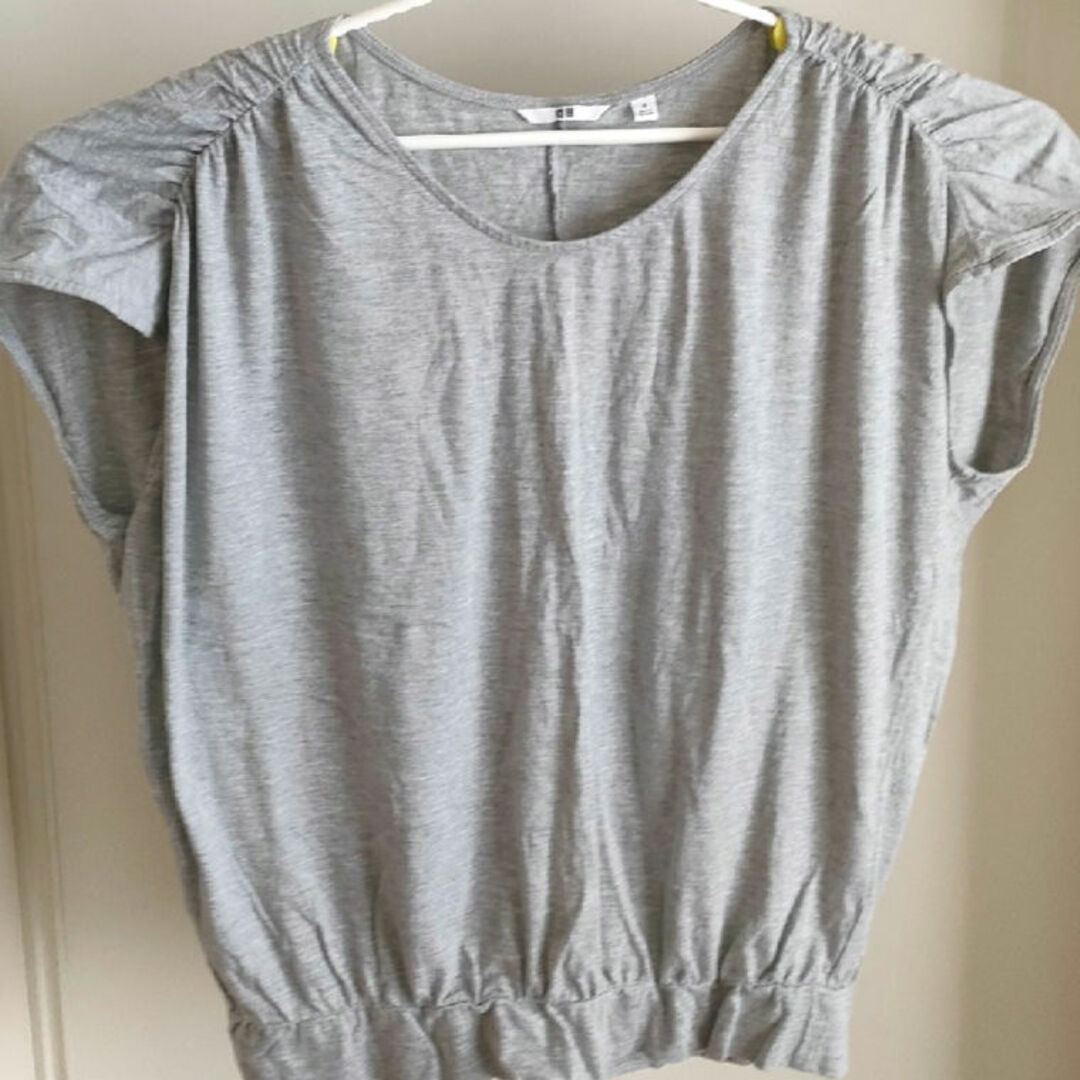 UNIQLO(ユニクロ)のTシャツ 　カットソー　半袖　ユニクロ　　グレー レディースのトップス(Tシャツ(半袖/袖なし))の商品写真