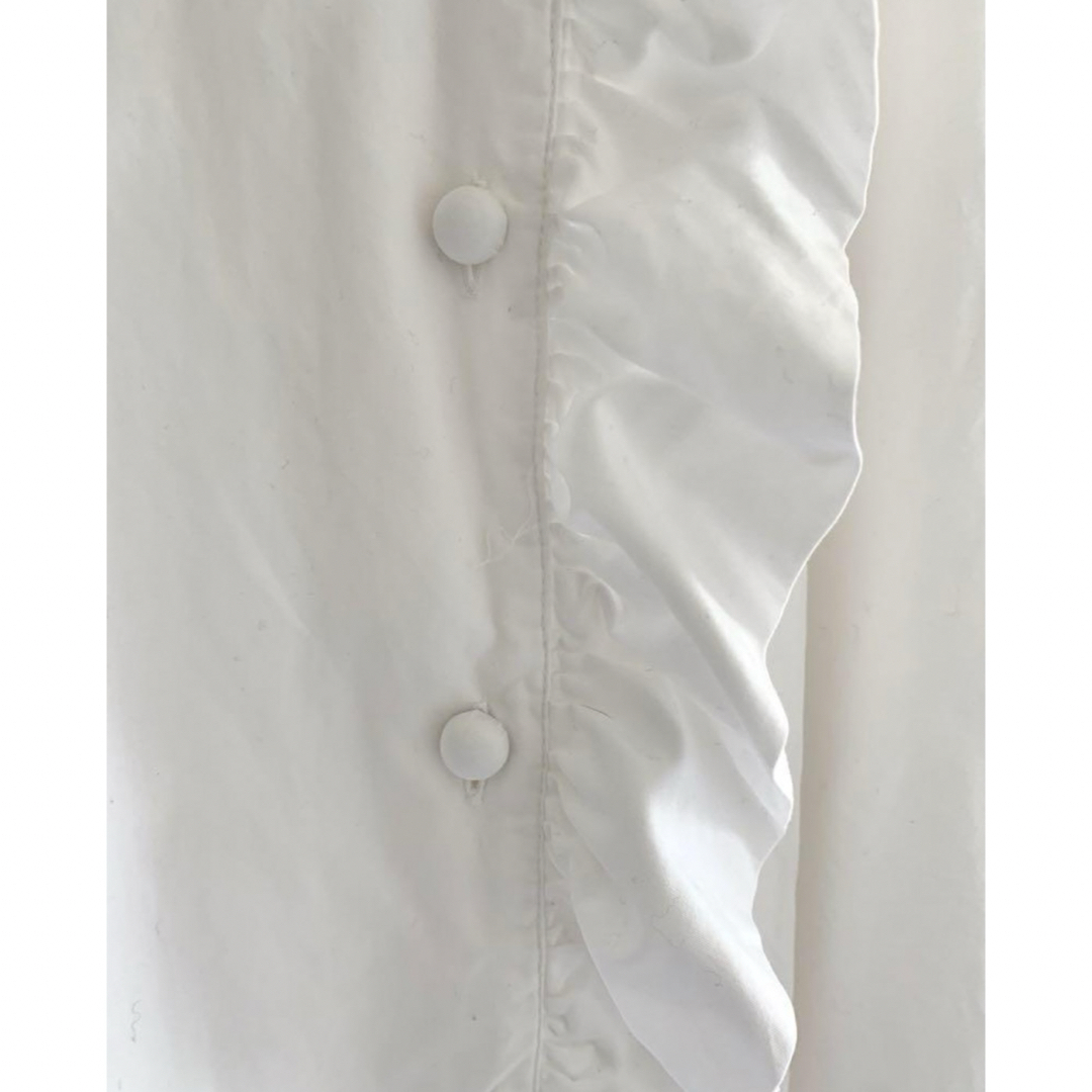 フリルブラウス くるみボタン　白　z レディースのトップス(シャツ/ブラウス(長袖/七分))の商品写真