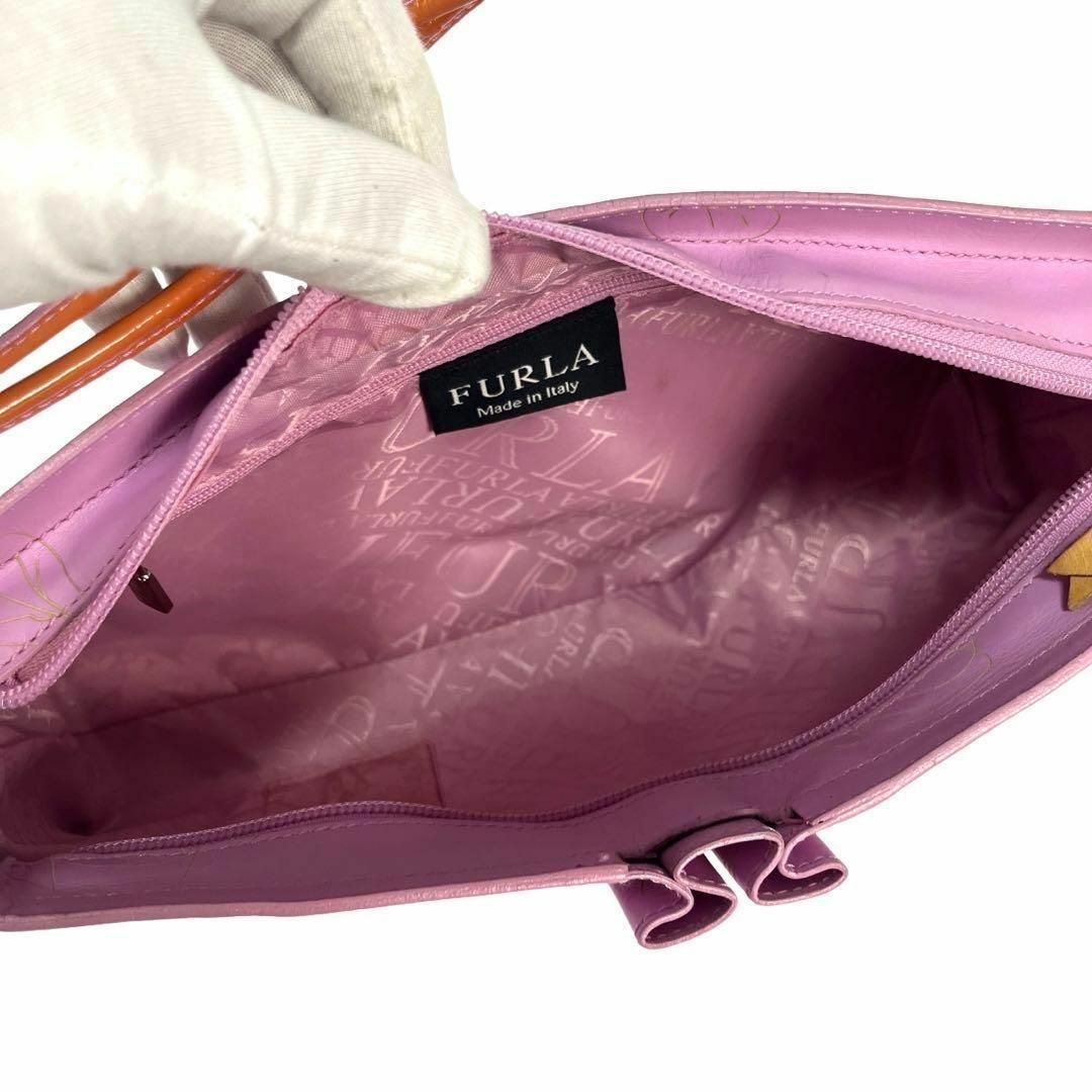 Furla(フルラ)のFURLA ワンショルダー バッグ タック フラワー モチーフ サーモンピンク レディースのバッグ(ショルダーバッグ)の商品写真