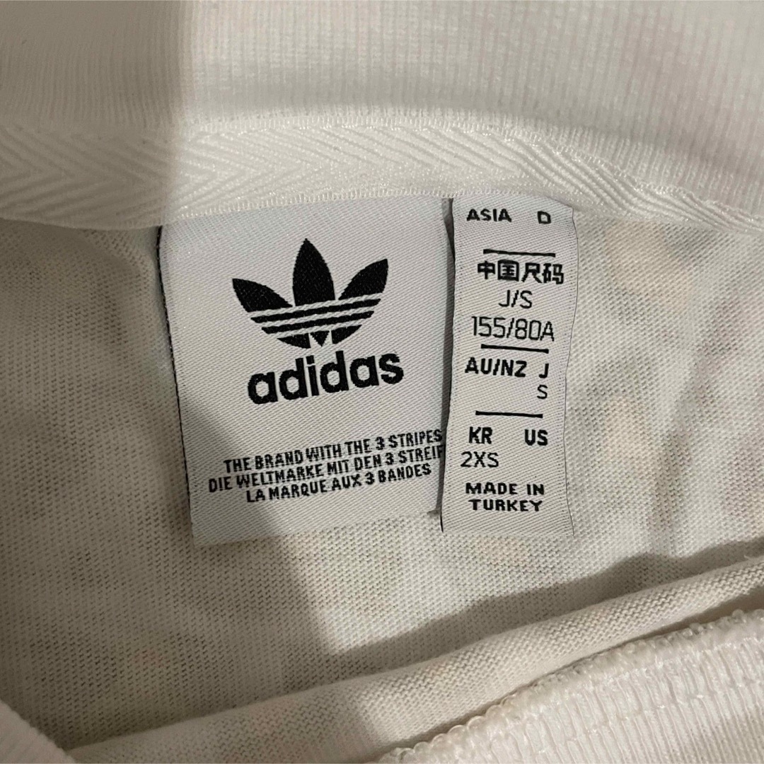 adidas(アディダス)のadidasクロップドTシャツ レディースのトップス(Tシャツ(半袖/袖なし))の商品写真