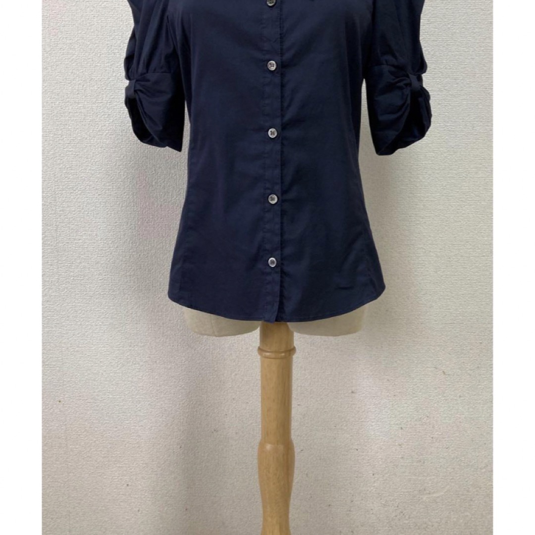 GRACE CONTINENTAL(グレースコンチネンタル)のダイアグラム　袖おリボン付パフスリーブシャツ36 ネイビー　シャツ襟　オフィス レディースのトップス(シャツ/ブラウス(半袖/袖なし))の商品写真