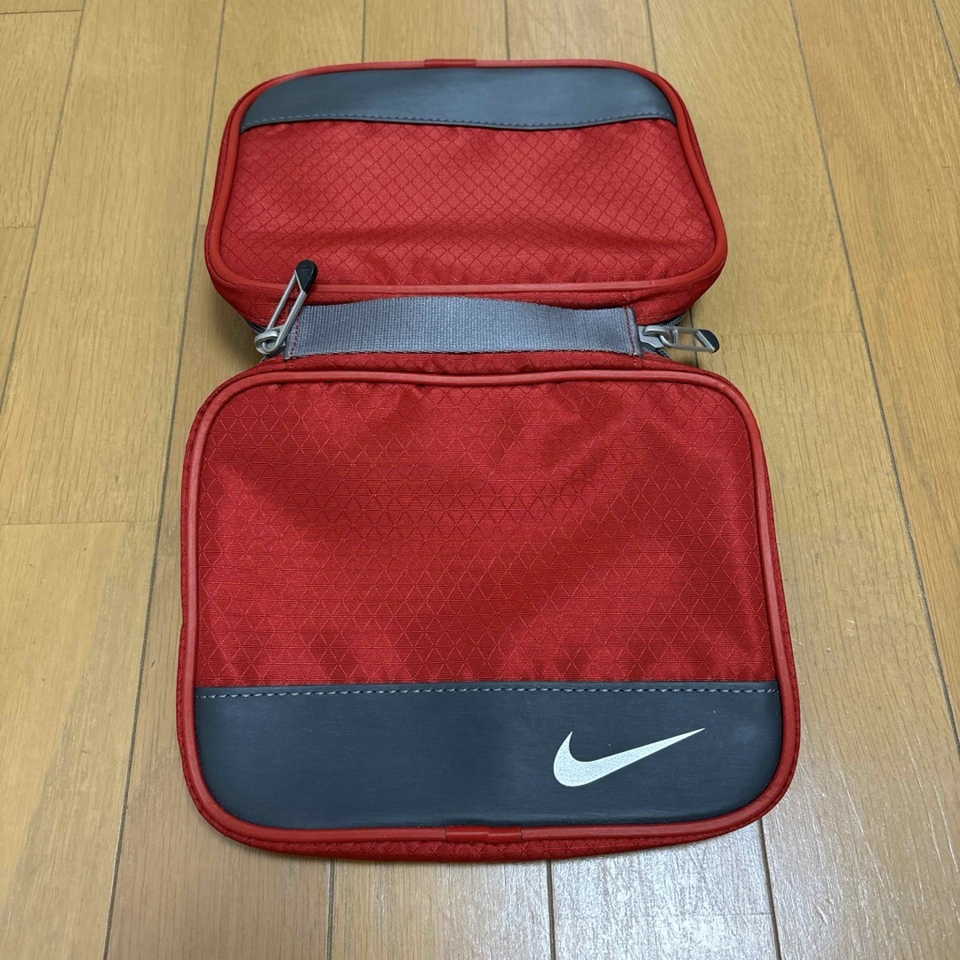 NIKE(ナイキ)のココア様専用　NIKE ナイキ　トラベルポーチ　ケース　洗面道具入れ　ポーチ レディースのファッション小物(ポーチ)の商品写真