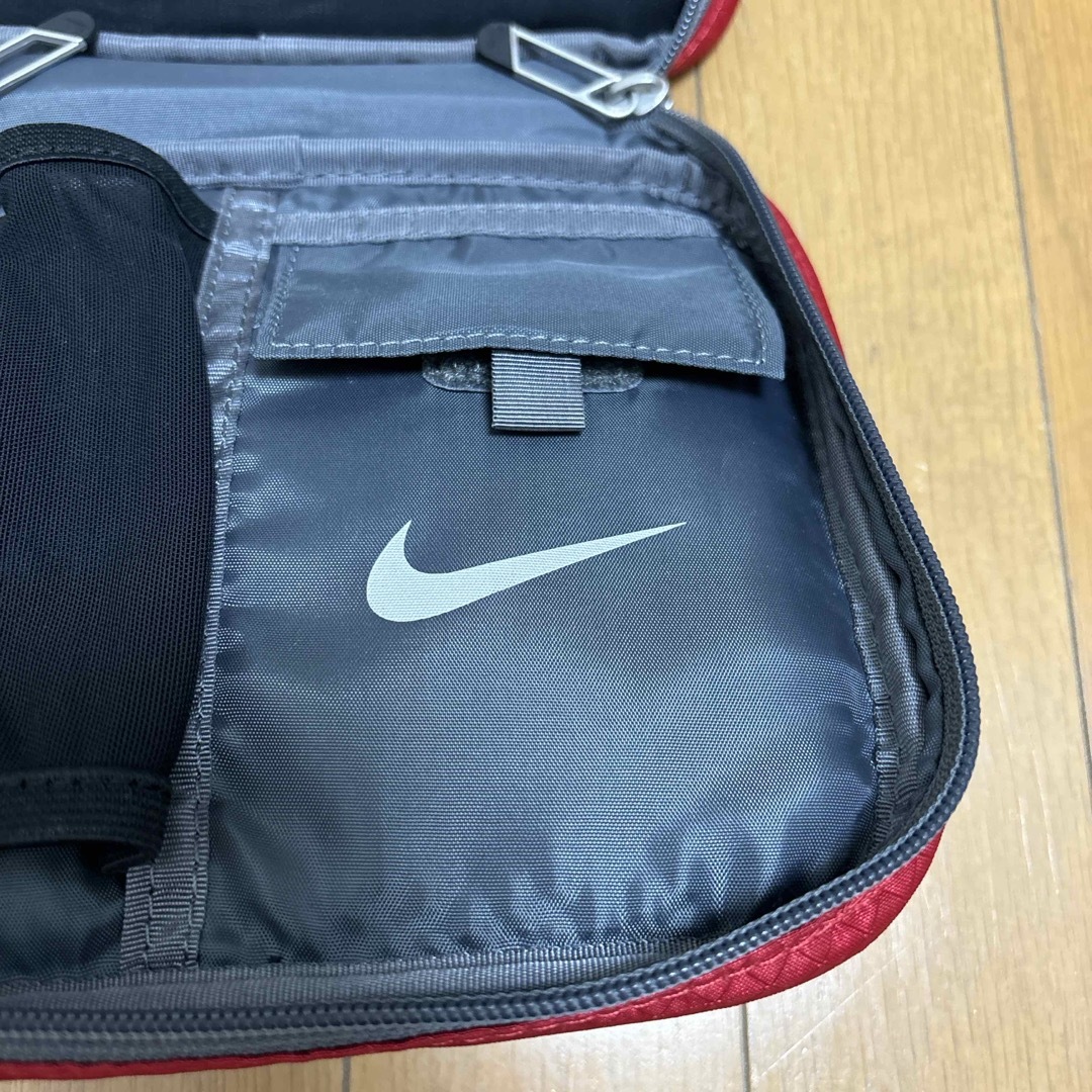 NIKE(ナイキ)のココア様専用　NIKE ナイキ　トラベルポーチ　ケース　洗面道具入れ　ポーチ レディースのファッション小物(ポーチ)の商品写真