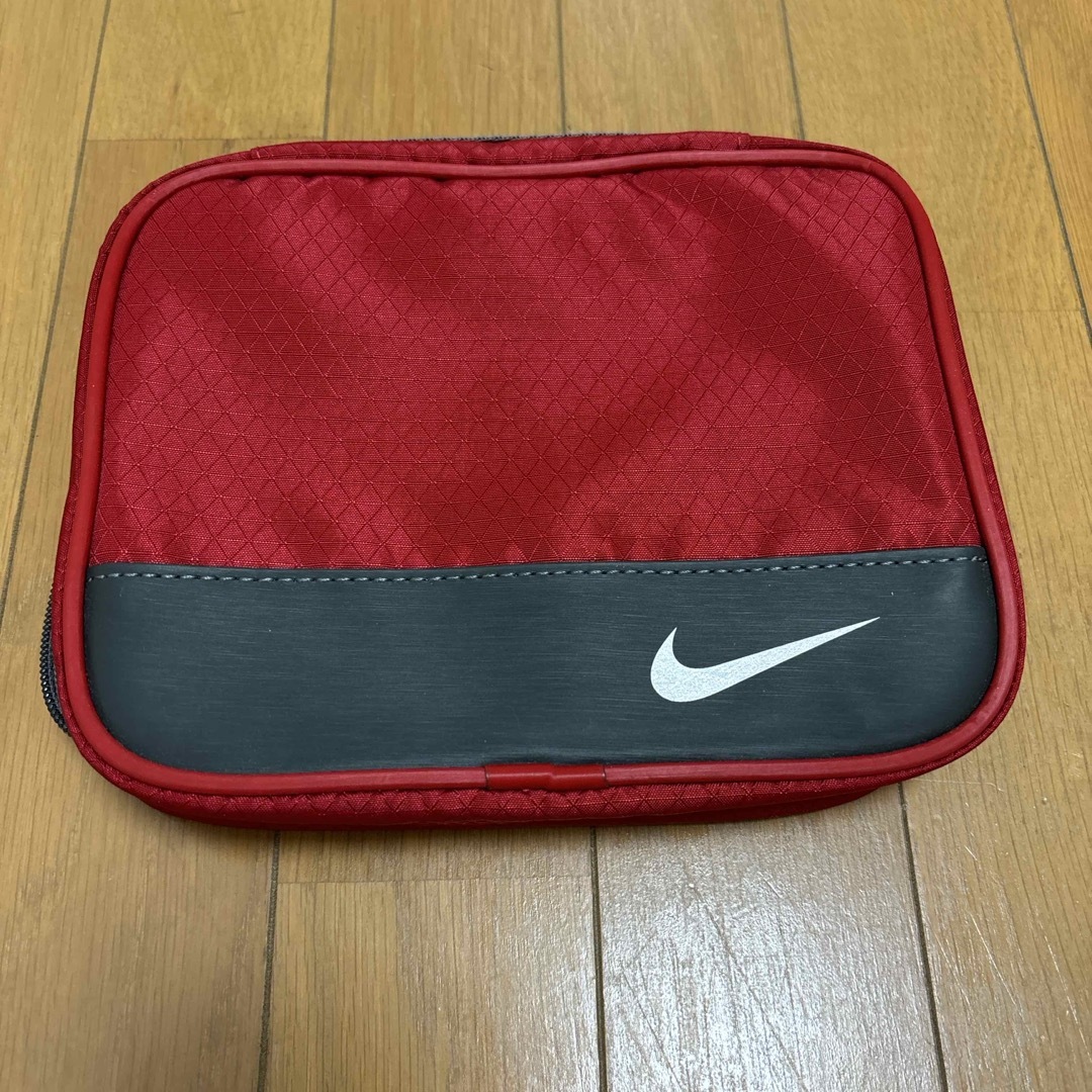 NIKE(ナイキ)のココア様専用　NIKE ナイキ　トラベルポーチ　ケース　洗面道具入れ　ポーチ レディースのファッション小物(ポーチ)の商品写真