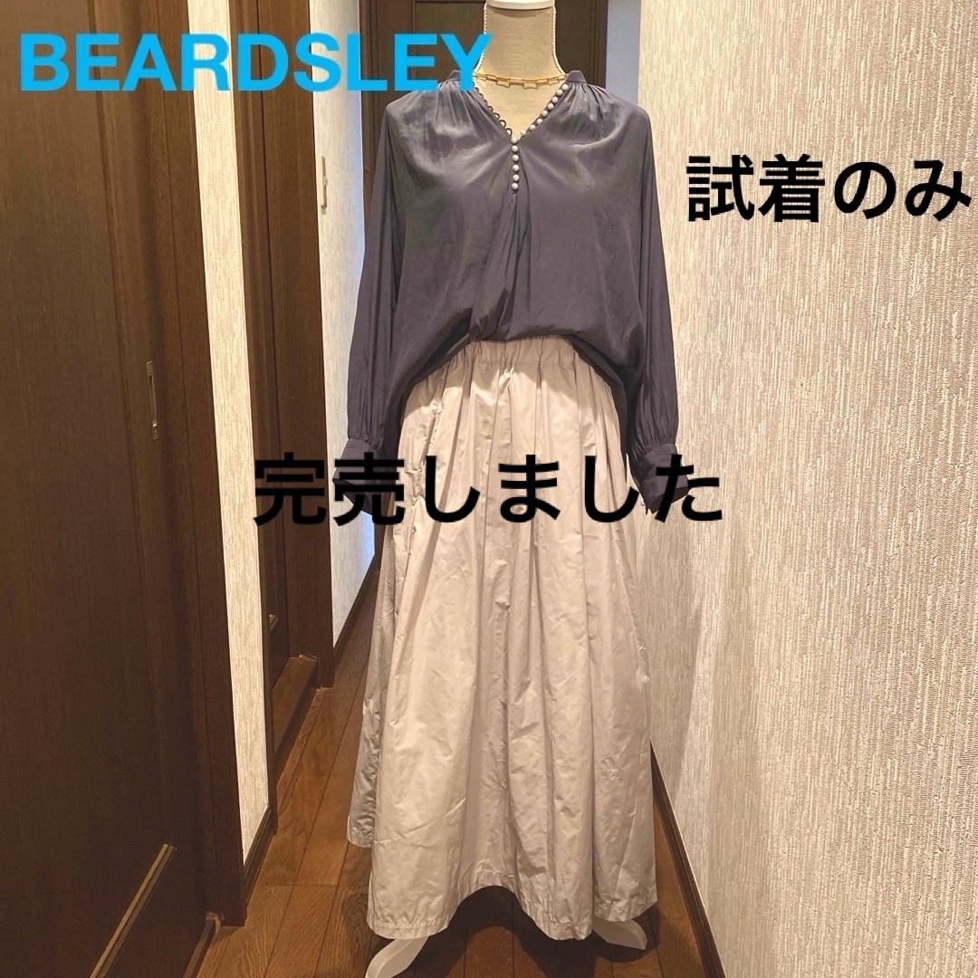 BEARDSLEY(ビアズリー)のBEARDSLEY 試着のみ　未使用品オフホワイトグレージュタフタロングスカート レディースのワンピース(ロングワンピース/マキシワンピース)の商品写真