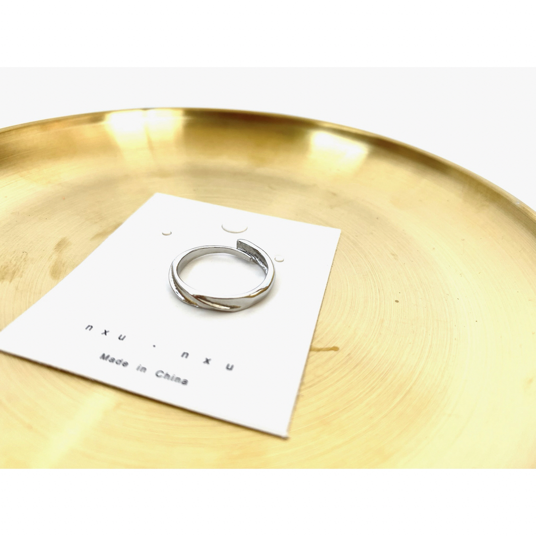 シルバーリング　ジュエリー　アクセサリー　指輪　メンズ　シンプル　フリーサイズ メンズのアクセサリー(リング(指輪))の商品写真