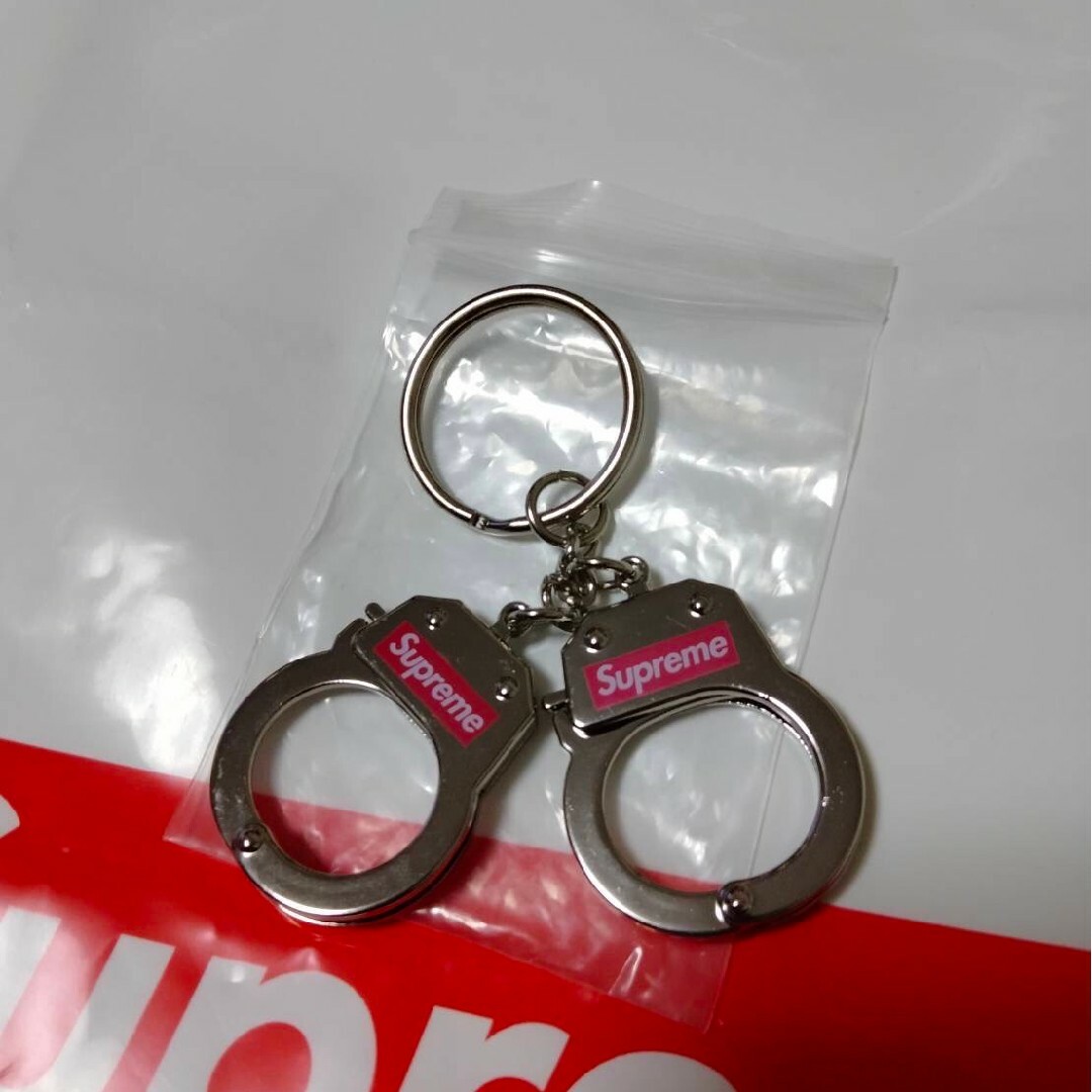 Supreme Handcuffs Keychain メンズのファッション小物(キーホルダー)の商品写真