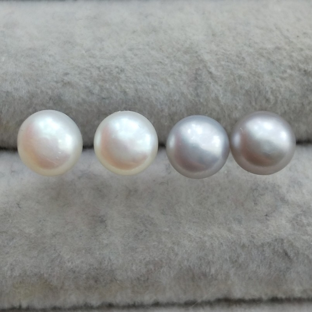 272 淡水真珠ピアス 2色セット ホワイト グレー 本真珠 アレルギー対応 レディースのアクセサリー(ピアス)の商品写真