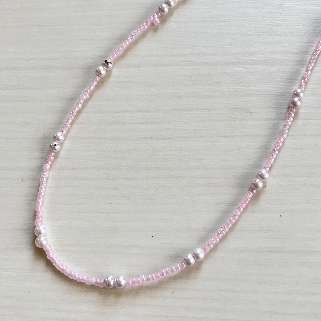 ピンク色のビーズ×パールのネックレス レディースのアクセサリー(ネックレス)の商品写真