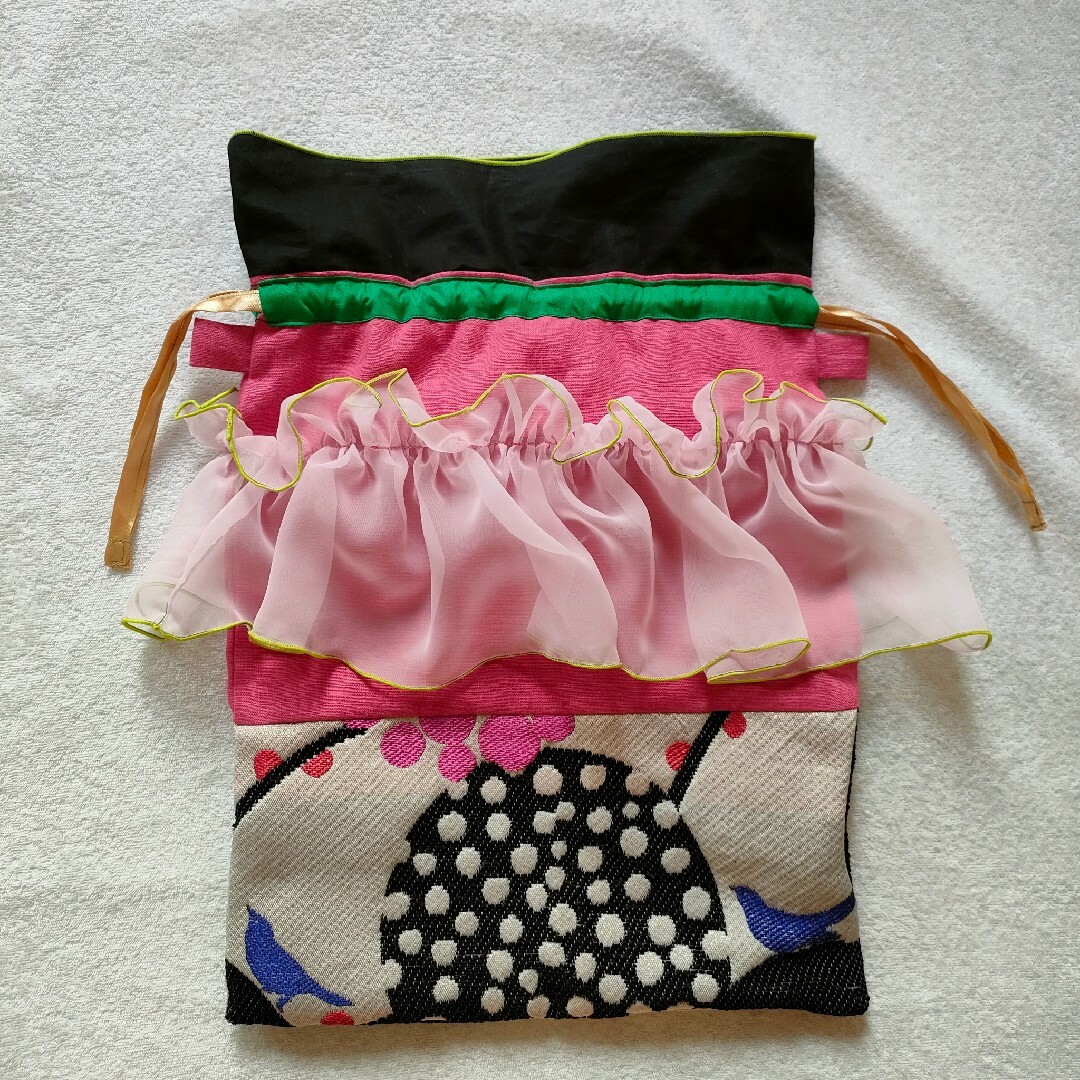 シフォンフリルがかわいい✾ブラック×ピンクが映える！巾着バック✥リネン、ツイード ハンドメイドのファッション小物(バッグ)の商品写真