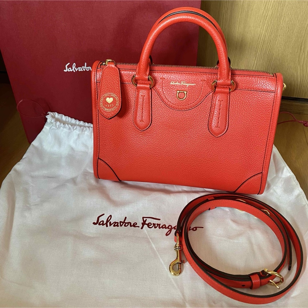 Salvatore Ferragamo(サルヴァトーレフェラガモ)の新品 フェラガモ 2way ハンドバッグ Salvatore Ferragamo レディースのバッグ(ハンドバッグ)の商品写真