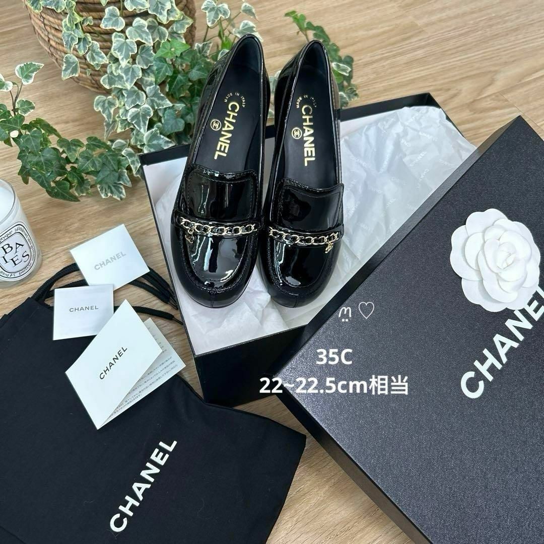 CHANEL(シャネル)の新品CHANELシャネル　ココマークチェーンローファー　35　22〜22.5cm レディースの靴/シューズ(ローファー/革靴)の商品写真