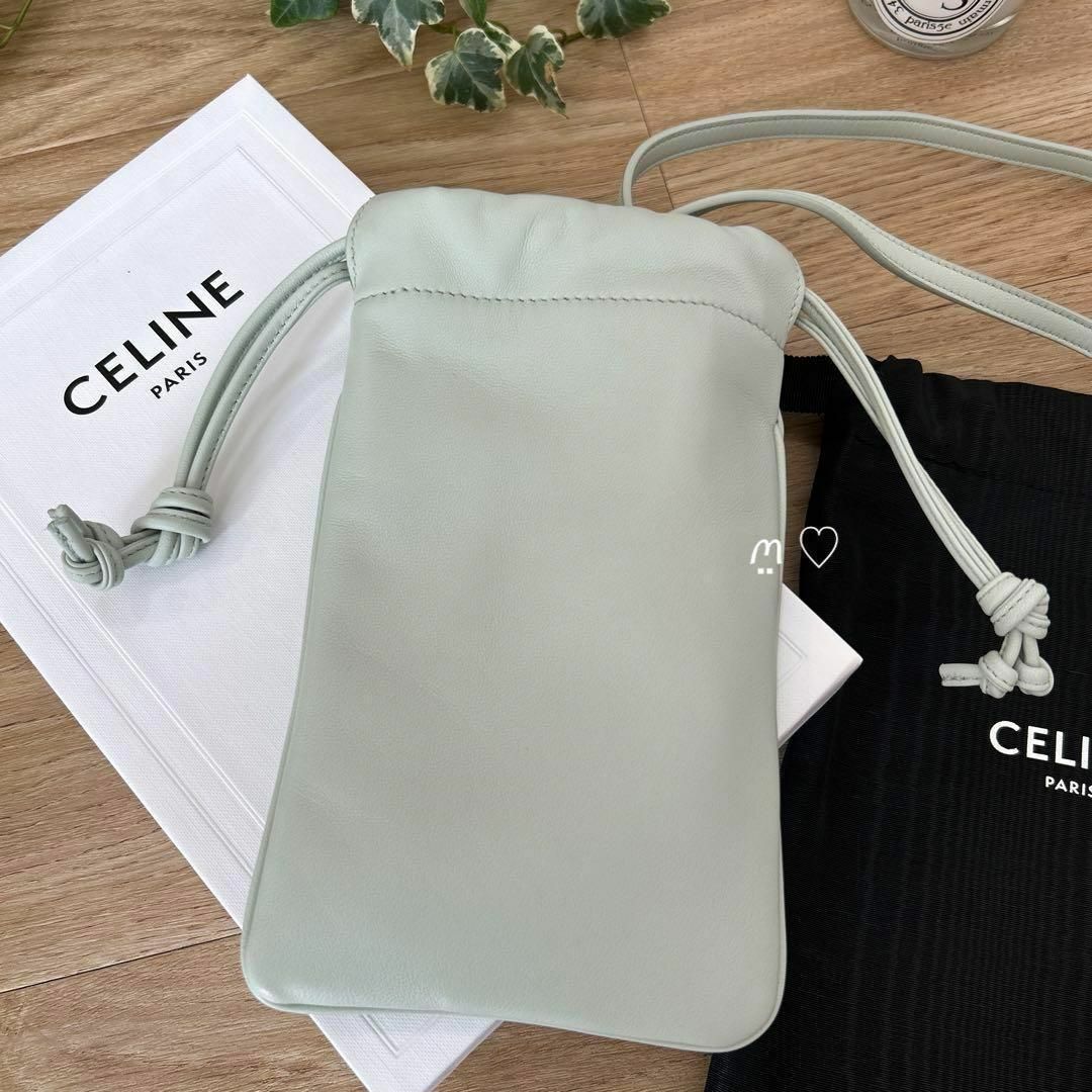 celine(セリーヌ)のCELINEセリーヌ　トリオンフドローストリングモバイルポーチ　スマホショルダー レディースのバッグ(ショルダーバッグ)の商品写真