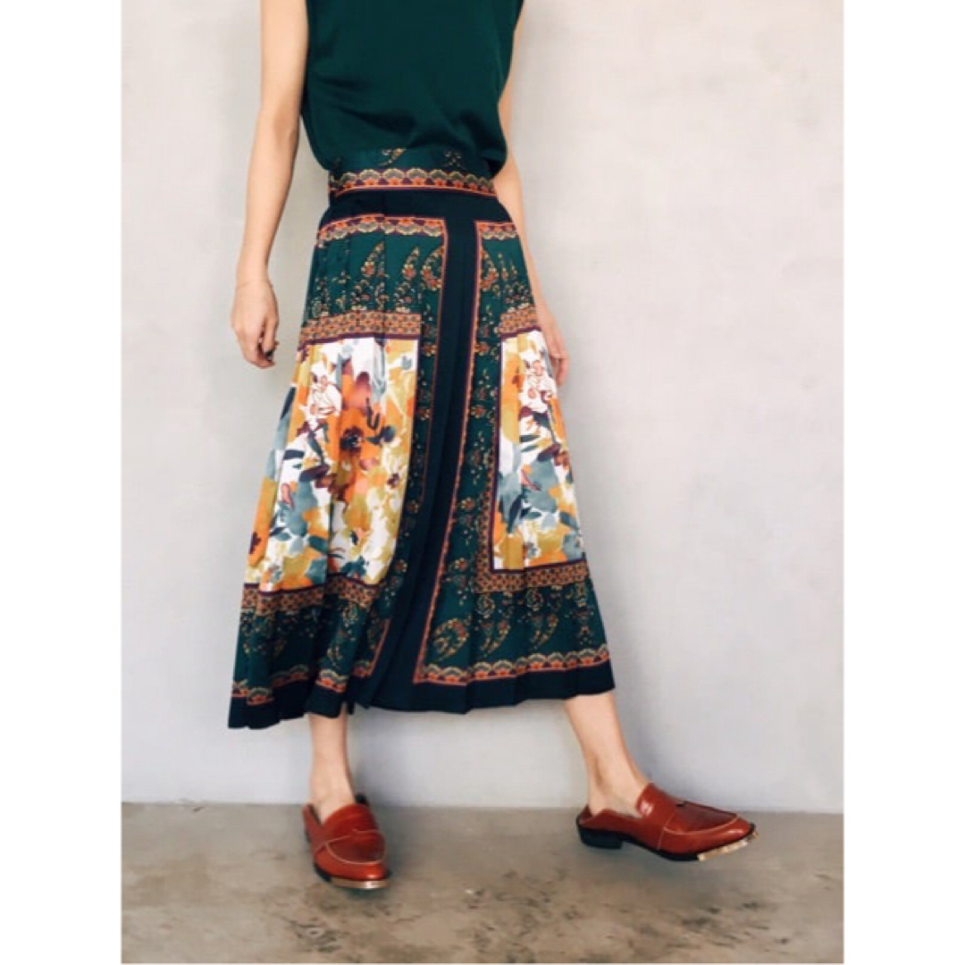 Ameri VINTAGE(アメリヴィンテージ)の Ameri SCARF MOTIF PLEATS SKIRT  レディースのスカート(ロングスカート)の商品写真