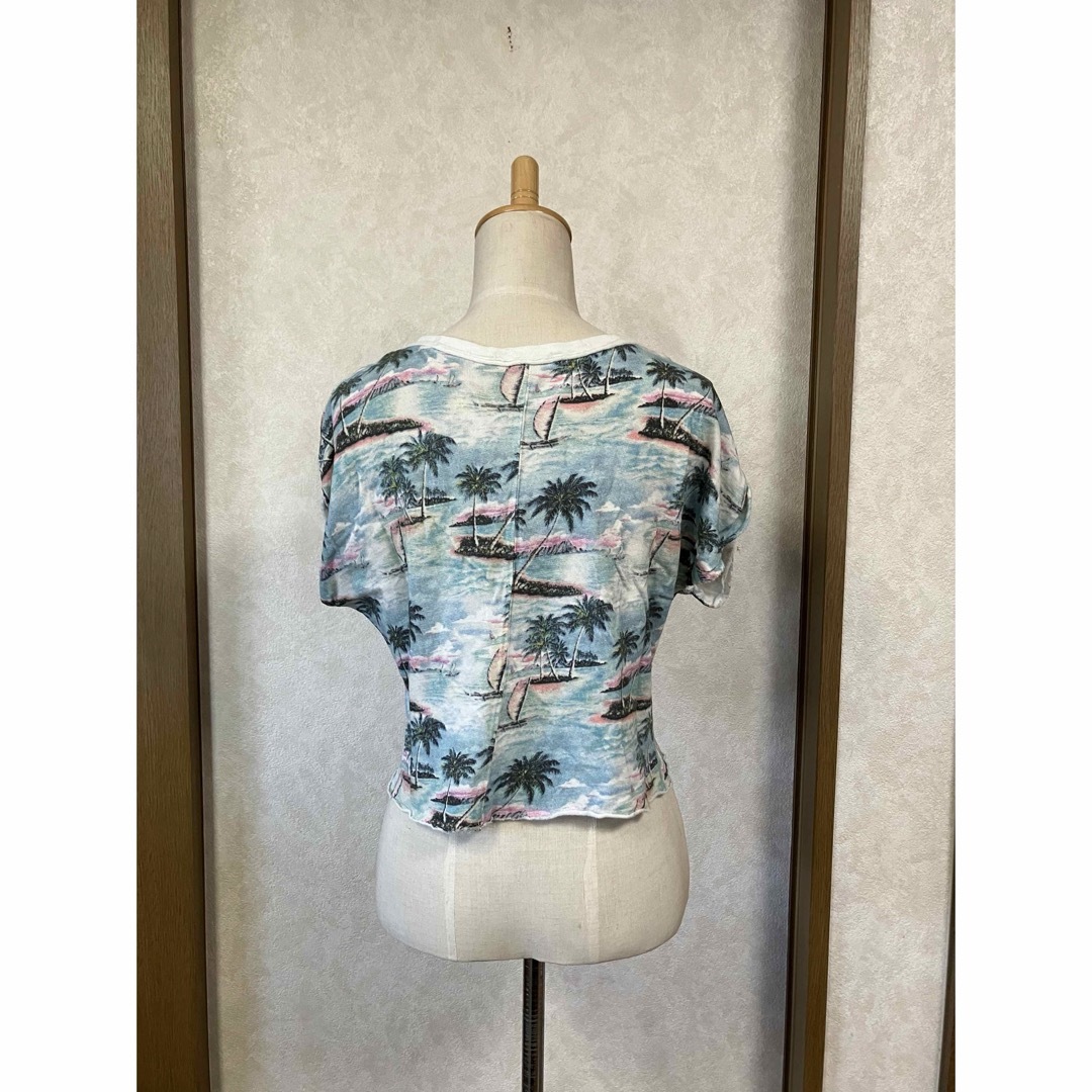 ZARA(ザラ)の♡ZARAダメージデザインアロハ柄クロップド丈Tシャツ レディースのトップス(Tシャツ(半袖/袖なし))の商品写真