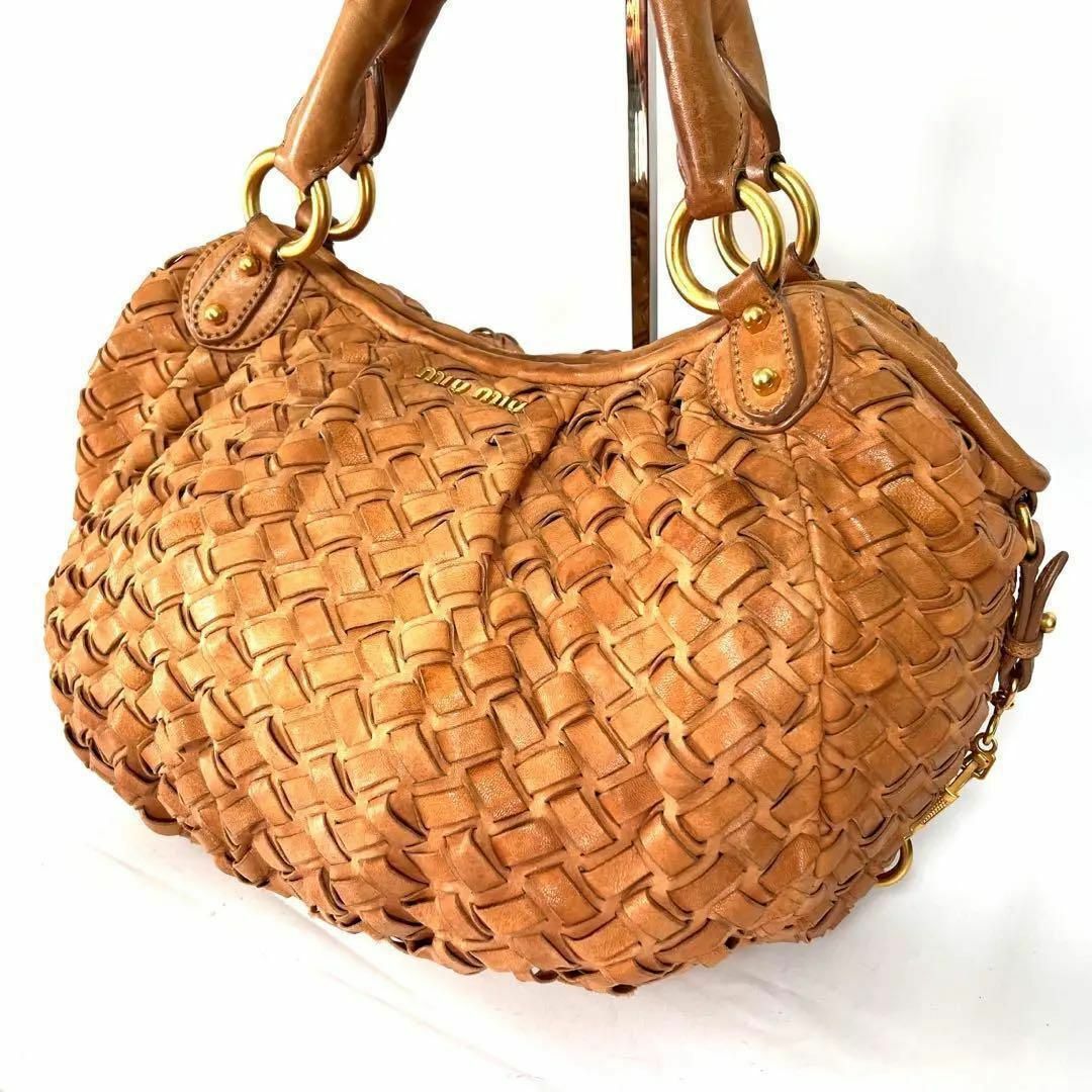 miumiu(ミュウミュウ)のミュウミュウ レザー ハンドバッグ A4可 編み込み ゴールド 金具 ブラウン レディースのバッグ(トートバッグ)の商品写真