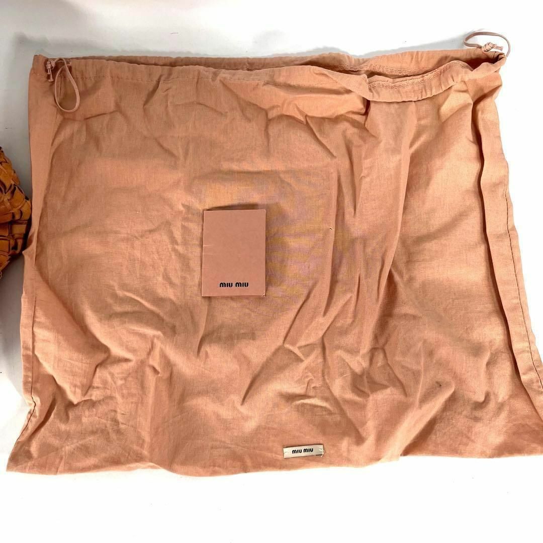 miumiu(ミュウミュウ)のミュウミュウ レザー ハンドバッグ A4可 編み込み ゴールド 金具 ブラウン レディースのバッグ(トートバッグ)の商品写真
