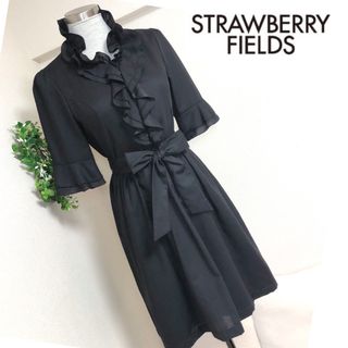 ストロベリーフィールズ(STRAWBERRY-FIELDS)のストロベリーフィールズのフリルデザインブラックワンピース(ひざ丈ワンピース)