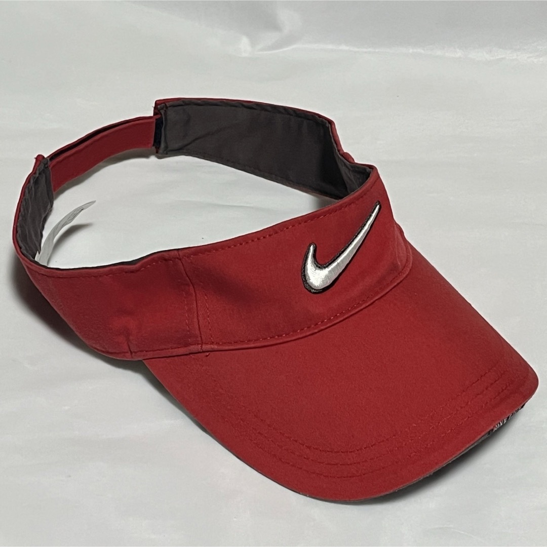 NIKE(ナイキ)のNIK  NIKE ナイキ　サンバイザー　帽子　ゴルフ　スポーツ  レッド レディースの帽子(その他)の商品写真
