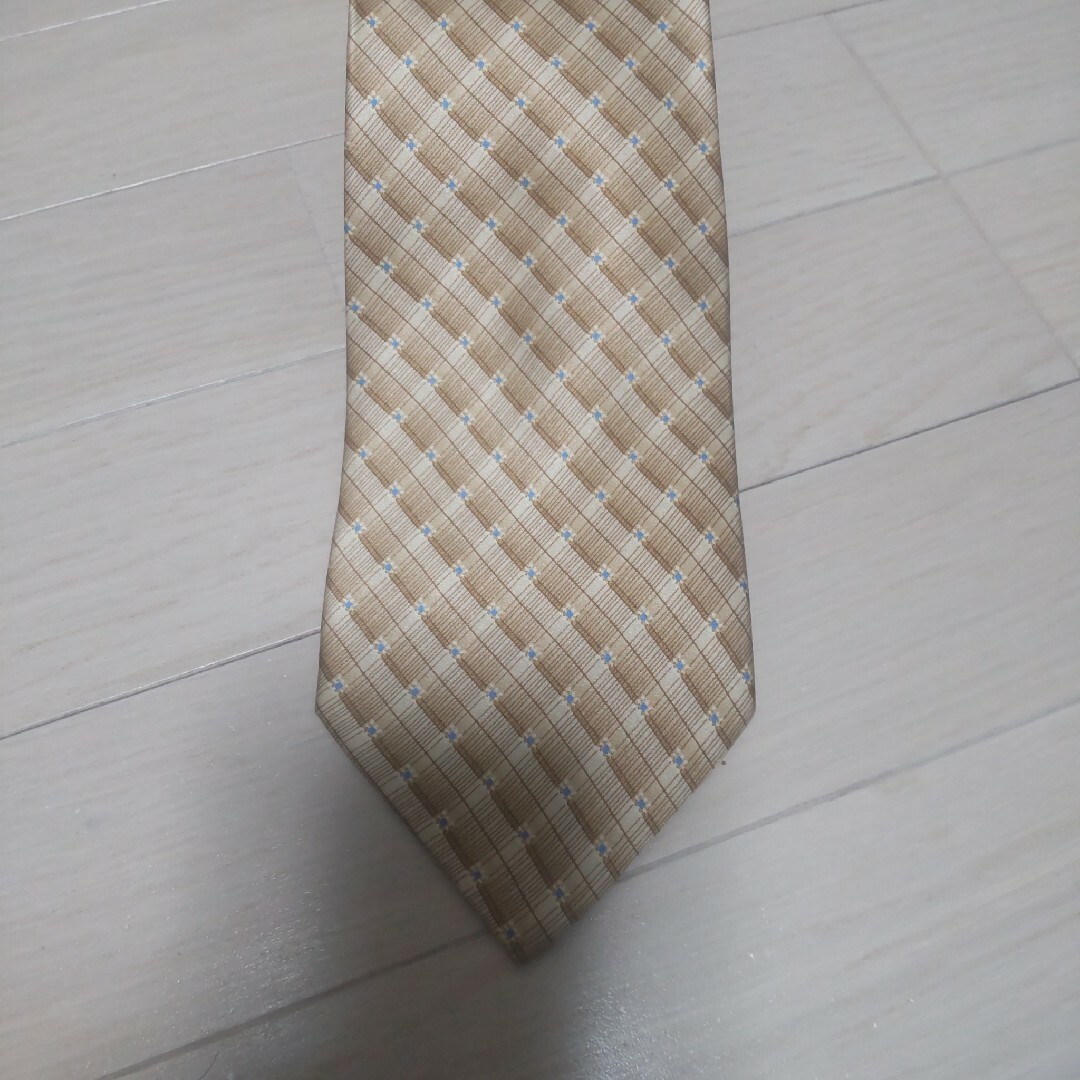 青山(アオヤマ)の洋服の青山 クラブラメール ゴールド チェック シルク チーフ付き ネクタイ メンズのファッション小物(ネクタイ)の商品写真