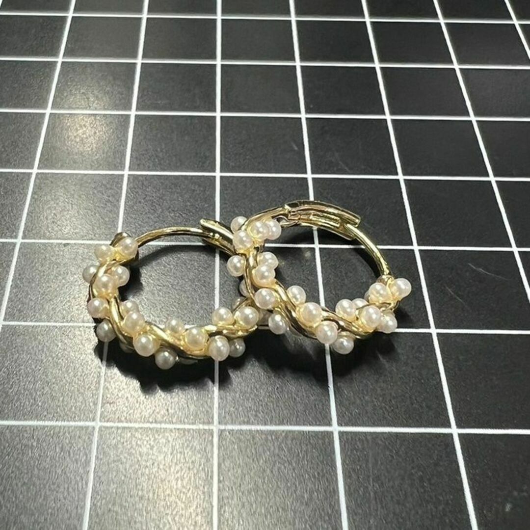 B331 匿名配送 ツイストパールピアス ゴールド リングピアス レディースのアクセサリー(ピアス)の商品写真