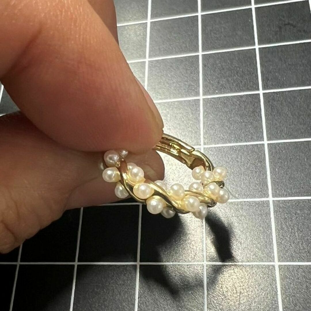 B331 匿名配送 ツイストパールピアス ゴールド リングピアス レディースのアクセサリー(ピアス)の商品写真