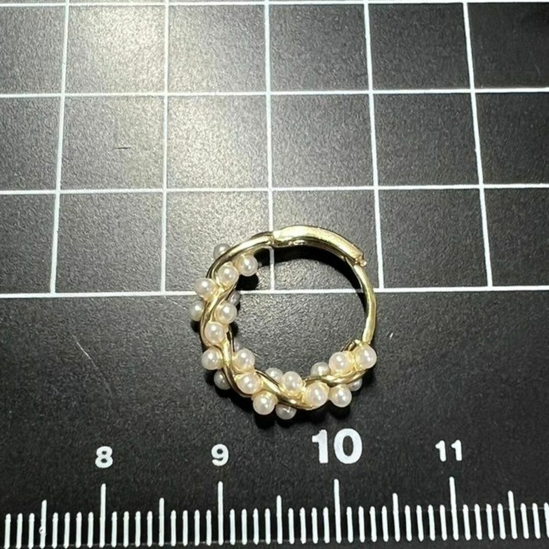 B331 匿名配送 ツイストパールピアス ゴールド リングピアス レディースのアクセサリー(ピアス)の商品写真