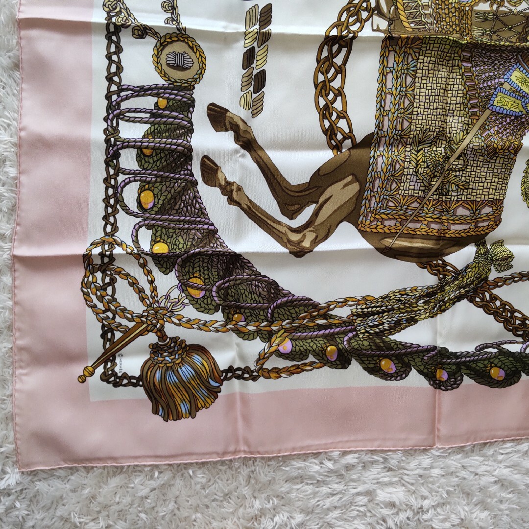 Hermes(エルメス)の極美品 エルメス カレ90 大判スカーフ ティンパニ奏者 ピンク系 レディースのファッション小物(バンダナ/スカーフ)の商品写真