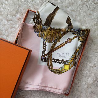 エルメス(Hermes)の極美品 エルメス カレ90 大判スカーフ ティンパニ奏者 ピンク系(バンダナ/スカーフ)