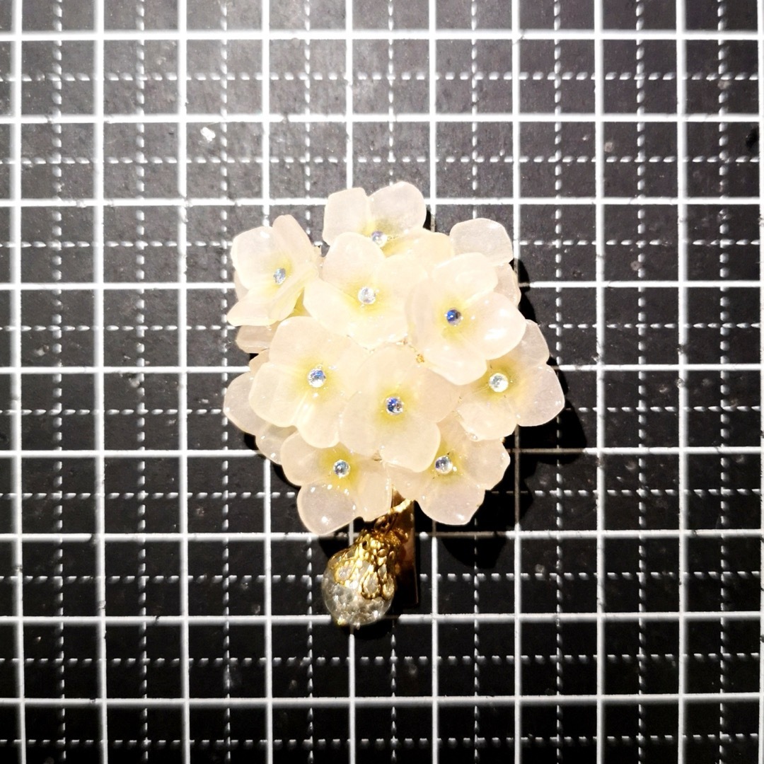 アナベル ❁⃘*.゜ホワイト・白い紫陽花のポニーフック ハンドメイドのアクセサリー(ヘアアクセサリー)の商品写真