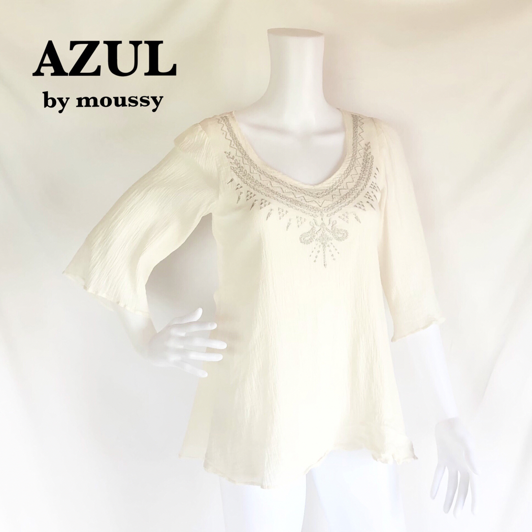 AZUL by moussy(アズールバイマウジー)の【AZUL BY MOUSSY】フレアスリーブ　刺繍　シャーリング　カットソー レディースのトップス(カットソー(長袖/七分))の商品写真