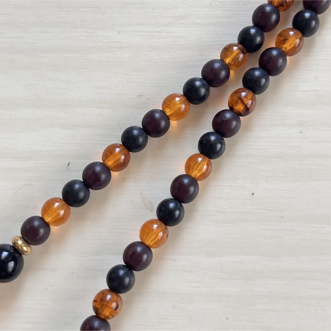 黒とオレンジ色のハートのネックレス　透明　プラスチック　レトロ レディースのアクセサリー(ネックレス)の商品写真