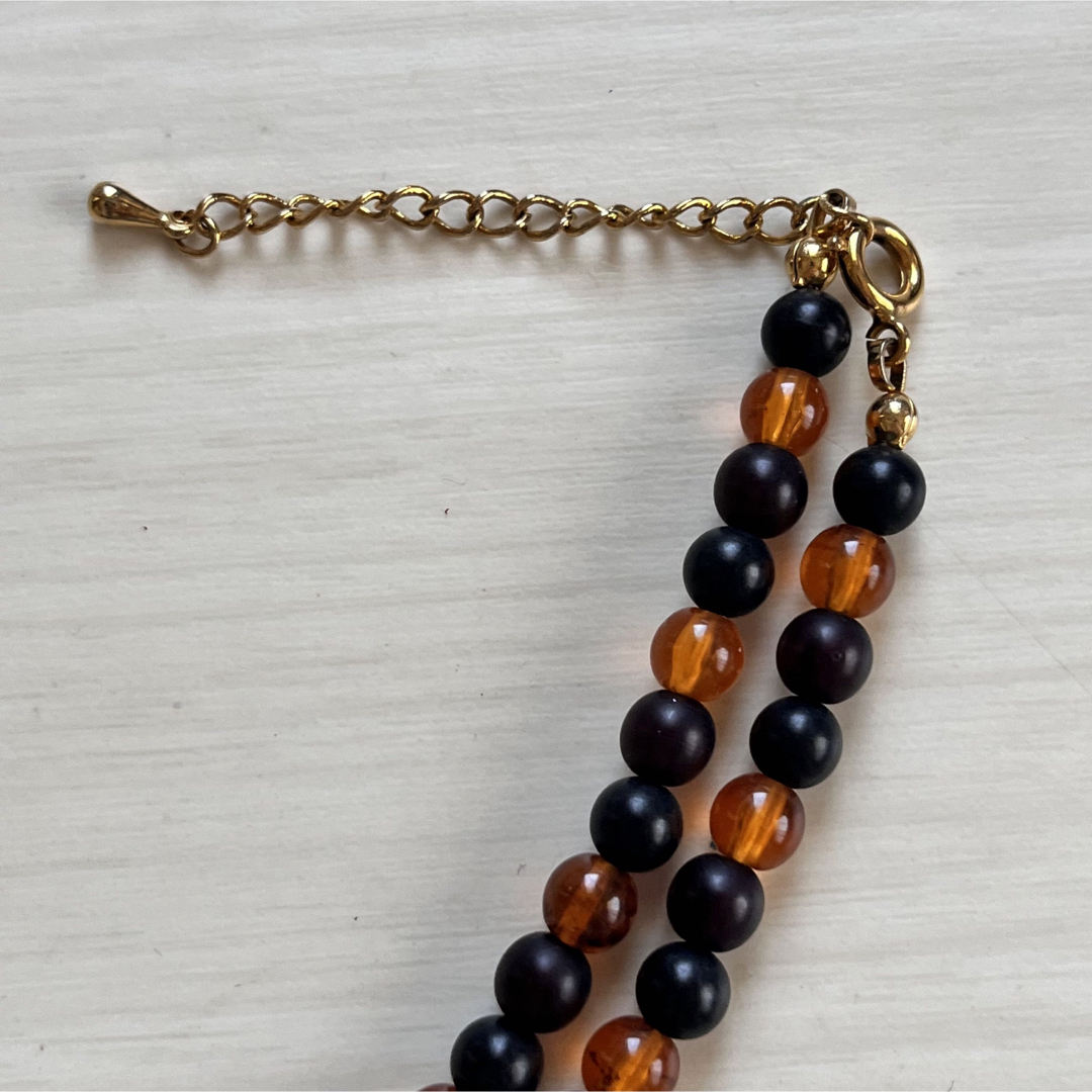 黒とオレンジ色のハートのネックレス　透明　プラスチック　レトロ レディースのアクセサリー(ネックレス)の商品写真