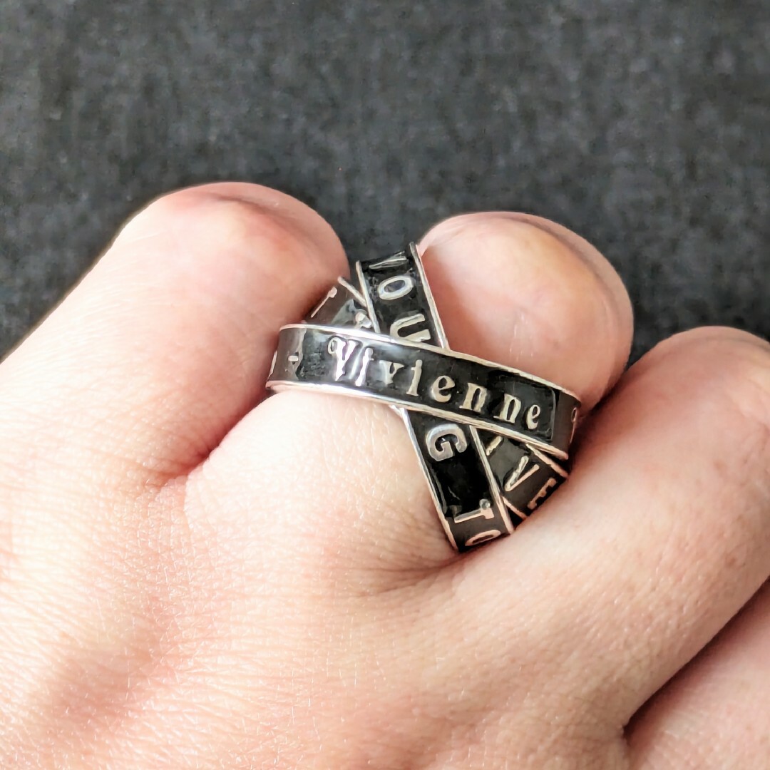Vivienne Westwood(ヴィヴィアンウエストウッド)のvivienne westwood ロゴ ３連リング  黒 × シルバー レディースのアクセサリー(リング(指輪))の商品写真