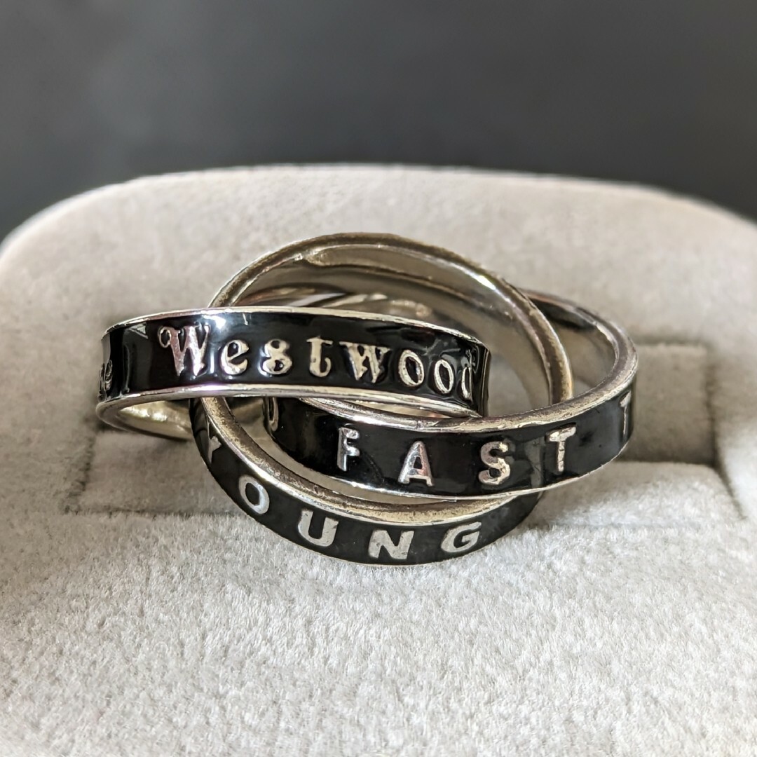 Vivienne Westwood(ヴィヴィアンウエストウッド)のvivienne westwood ロゴ ３連リング  黒 × シルバー レディースのアクセサリー(リング(指輪))の商品写真