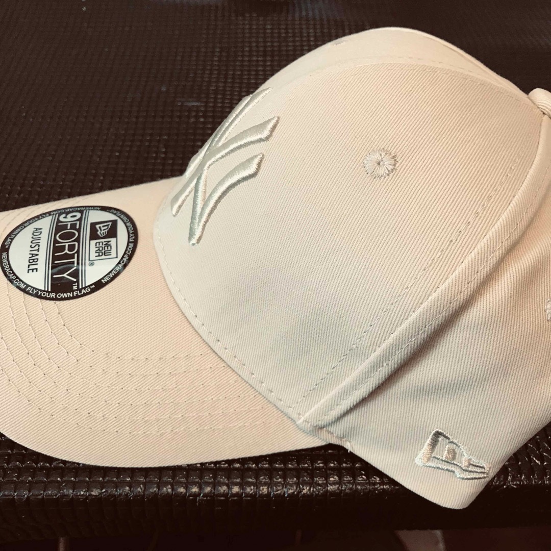 EVERNEW(エバニュー)のベージュ　NEWERA ニューエラ 9FORTY ヤンキース キャップ　 メンズの帽子(キャップ)の商品写真