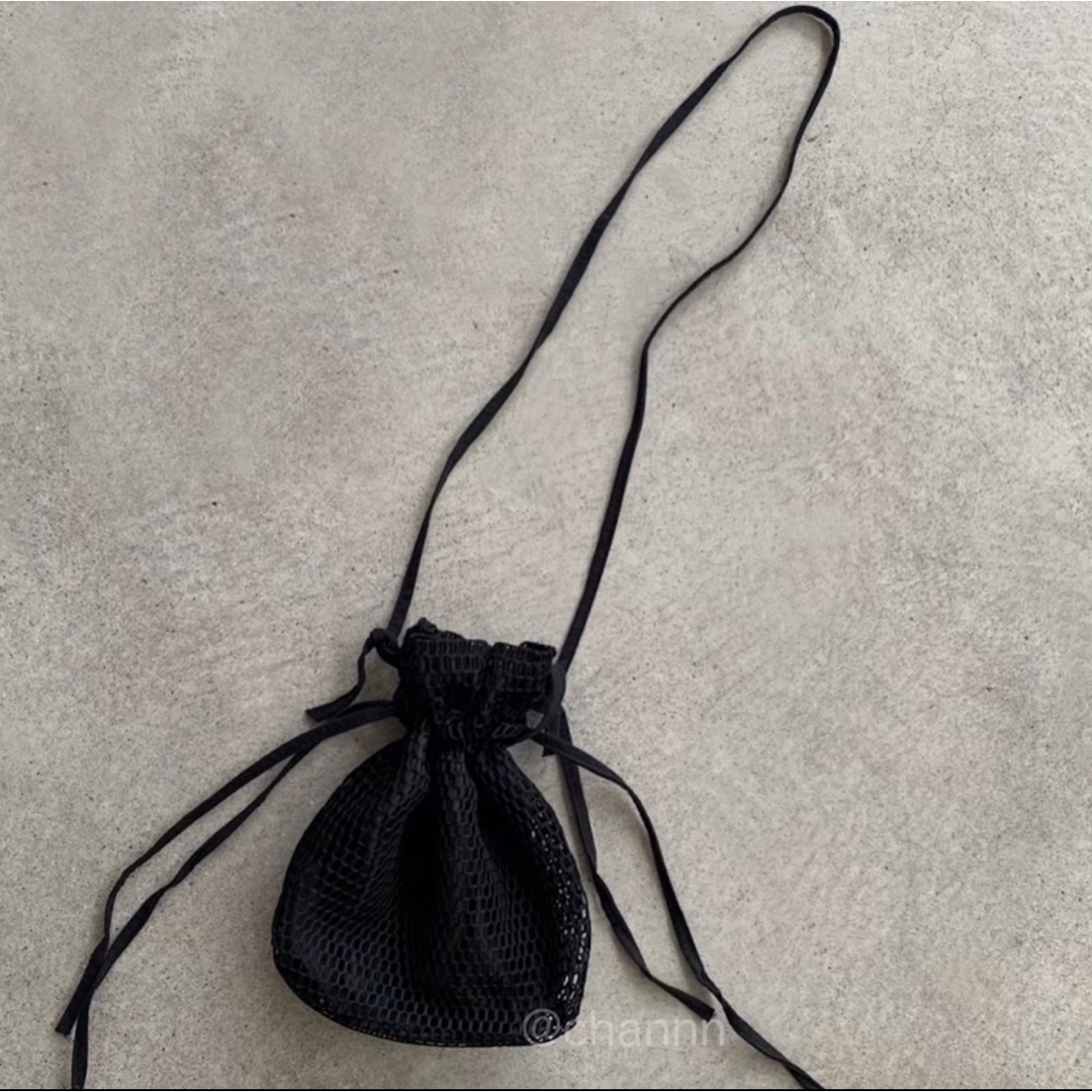 メッシュ巾着ショルダーバッグ 黒 ブラック ユニセックス カジュアル シンプル レディースのバッグ(ショルダーバッグ)の商品写真