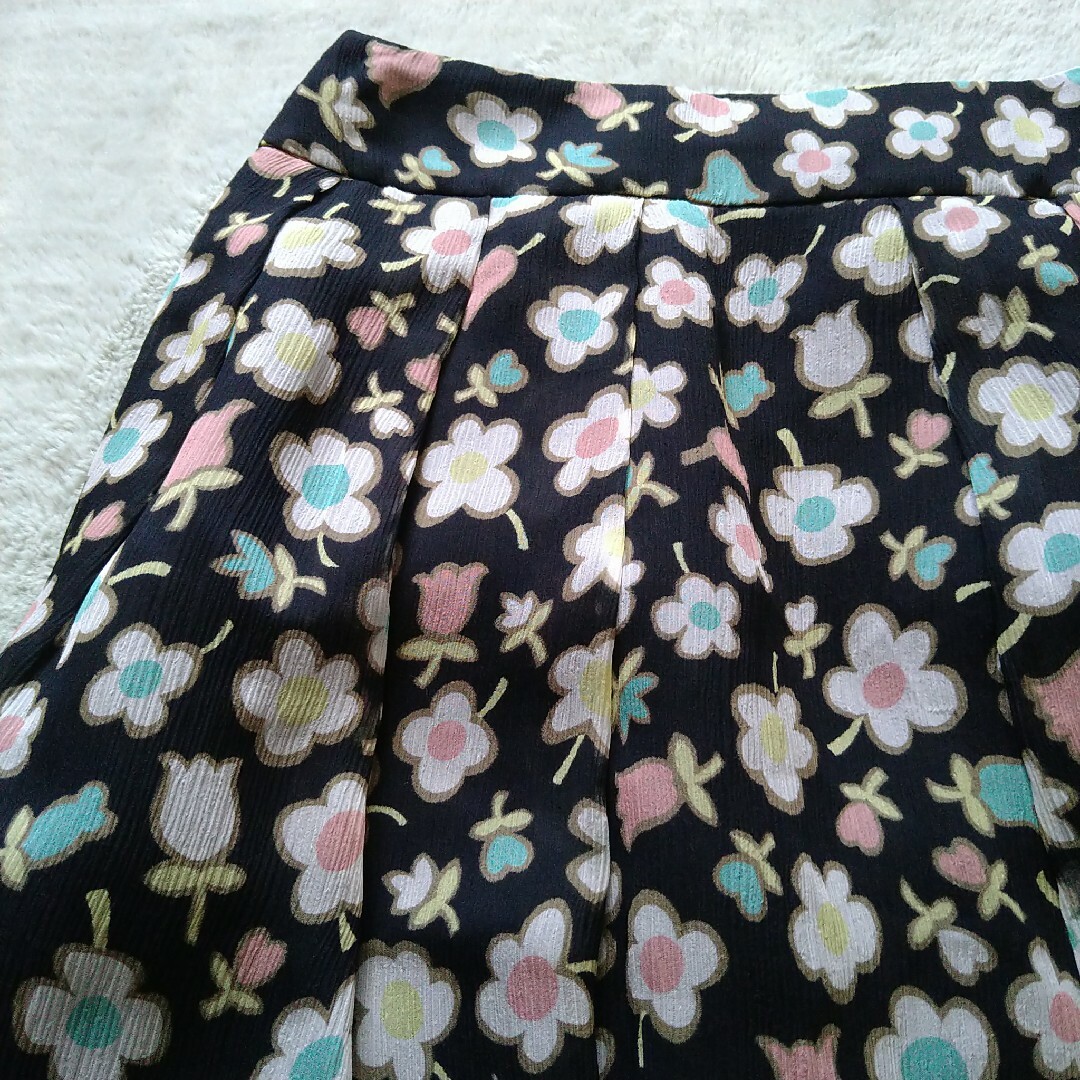 Rene TISSUE 花柄膝丈バルーンスカート シルク100% 総柄 ブラック レディースのスカート(ひざ丈スカート)の商品写真