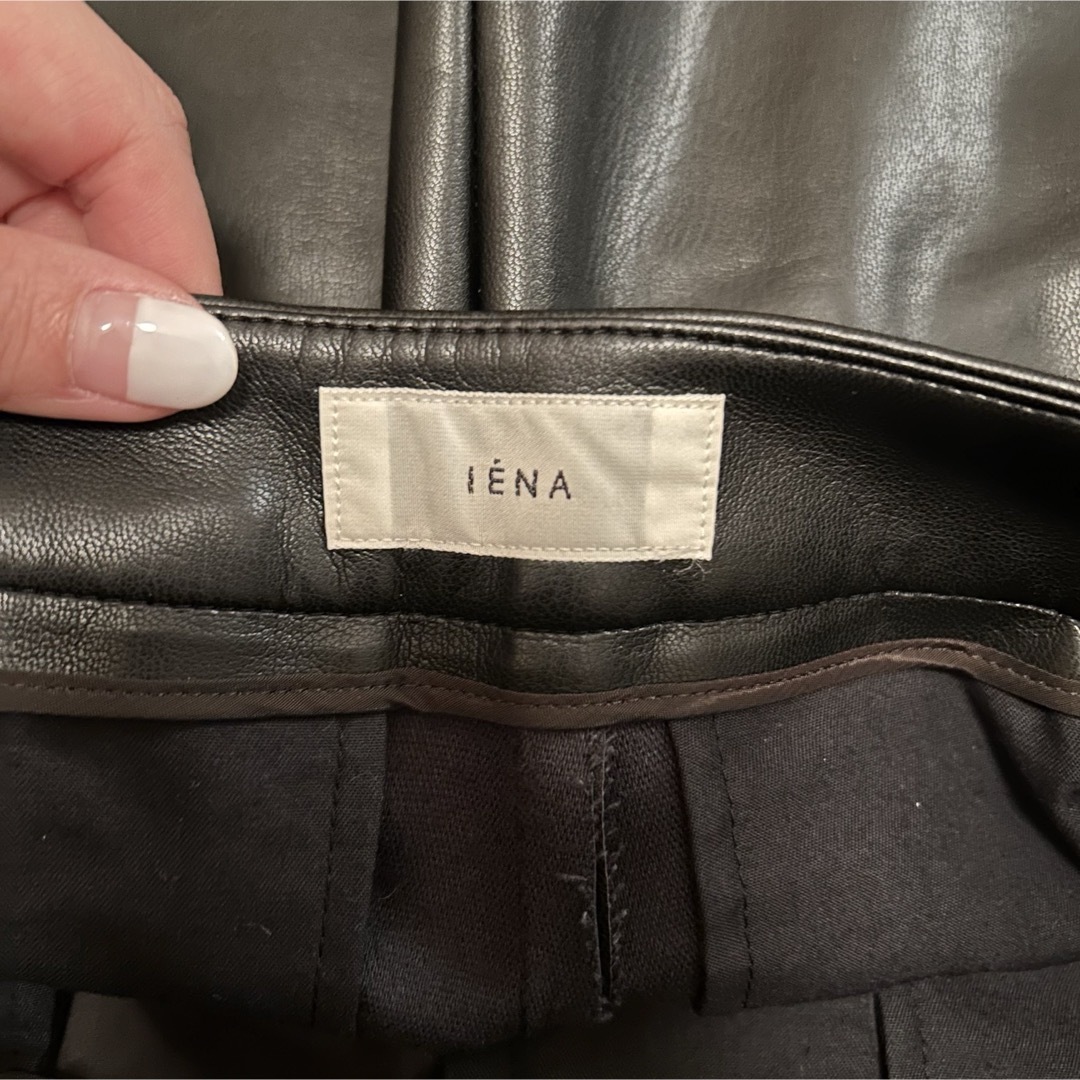 IENA(イエナ)の【IENA】フェイクレザー スリムパンツ 34サイズ レディースのパンツ(カジュアルパンツ)の商品写真
