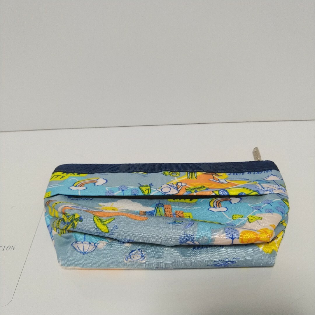 LeSportsac(レスポートサック)の新品　レスポートサック　NY柄　シティリトリート　ティッシュポーチ♪ レディースのファッション小物(ポーチ)の商品写真