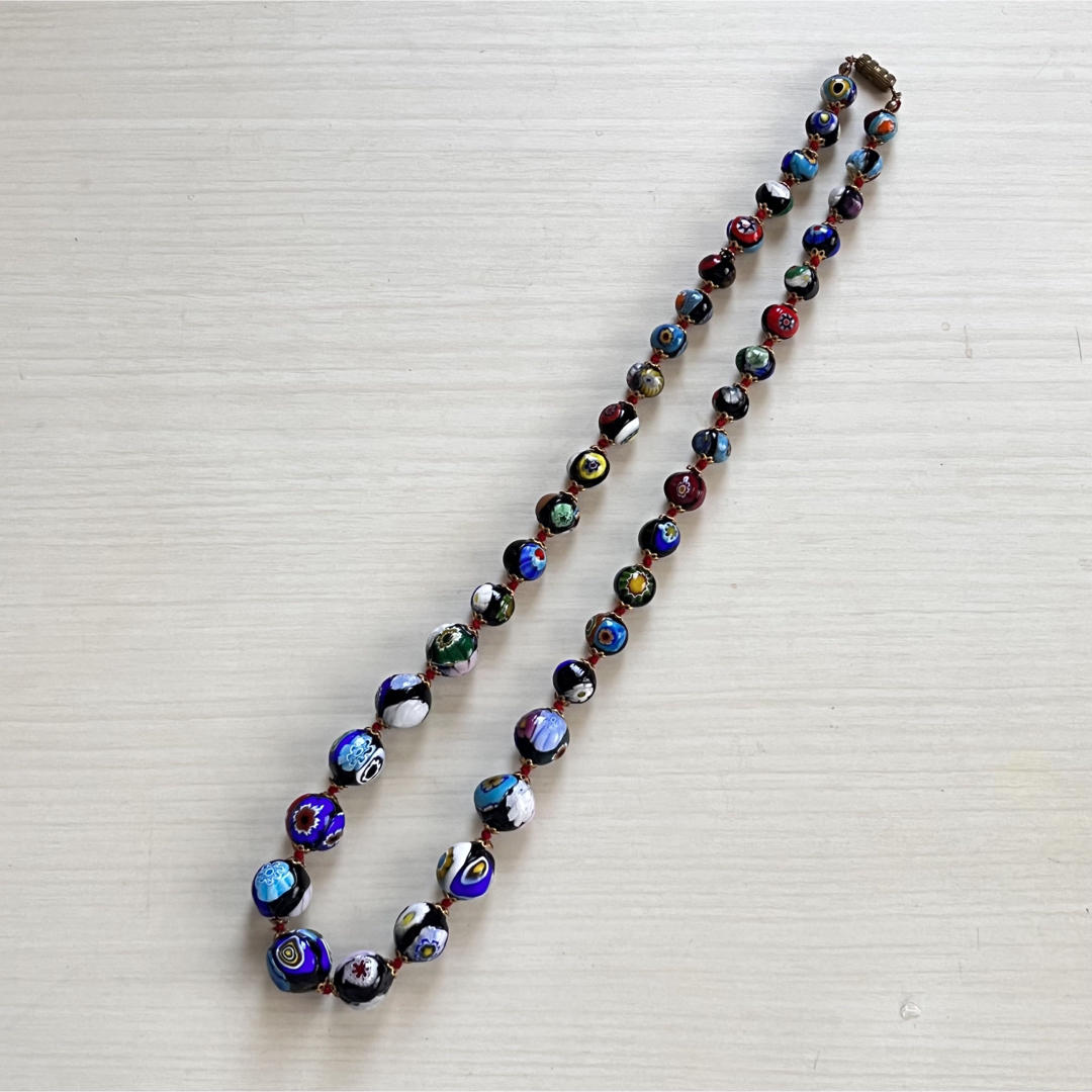ガラス玉が連なったネックレス　カラフル　マーブリング　民族風　青 赤 黄 黒 レディースのアクセサリー(ネックレス)の商品写真
