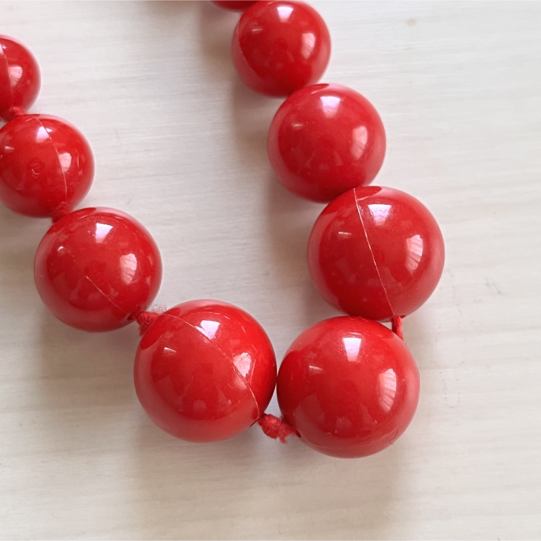 赤 丸い玉のネックレス レトロ カラフル レディースのアクセサリー(ネックレス)の商品写真