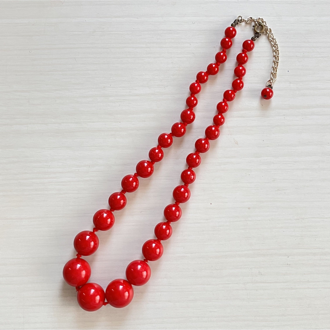 赤 丸い玉のネックレス レトロ カラフル レディースのアクセサリー(ネックレス)の商品写真