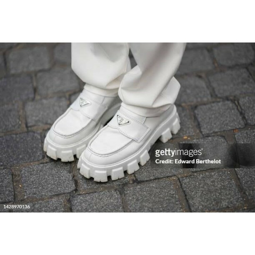 PRADA(プラダ)のプラダ モノリス ローファー 5.5 ホワイト 白 トライアングルロゴ バッグ メンズの靴/シューズ(ドレス/ビジネス)の商品写真