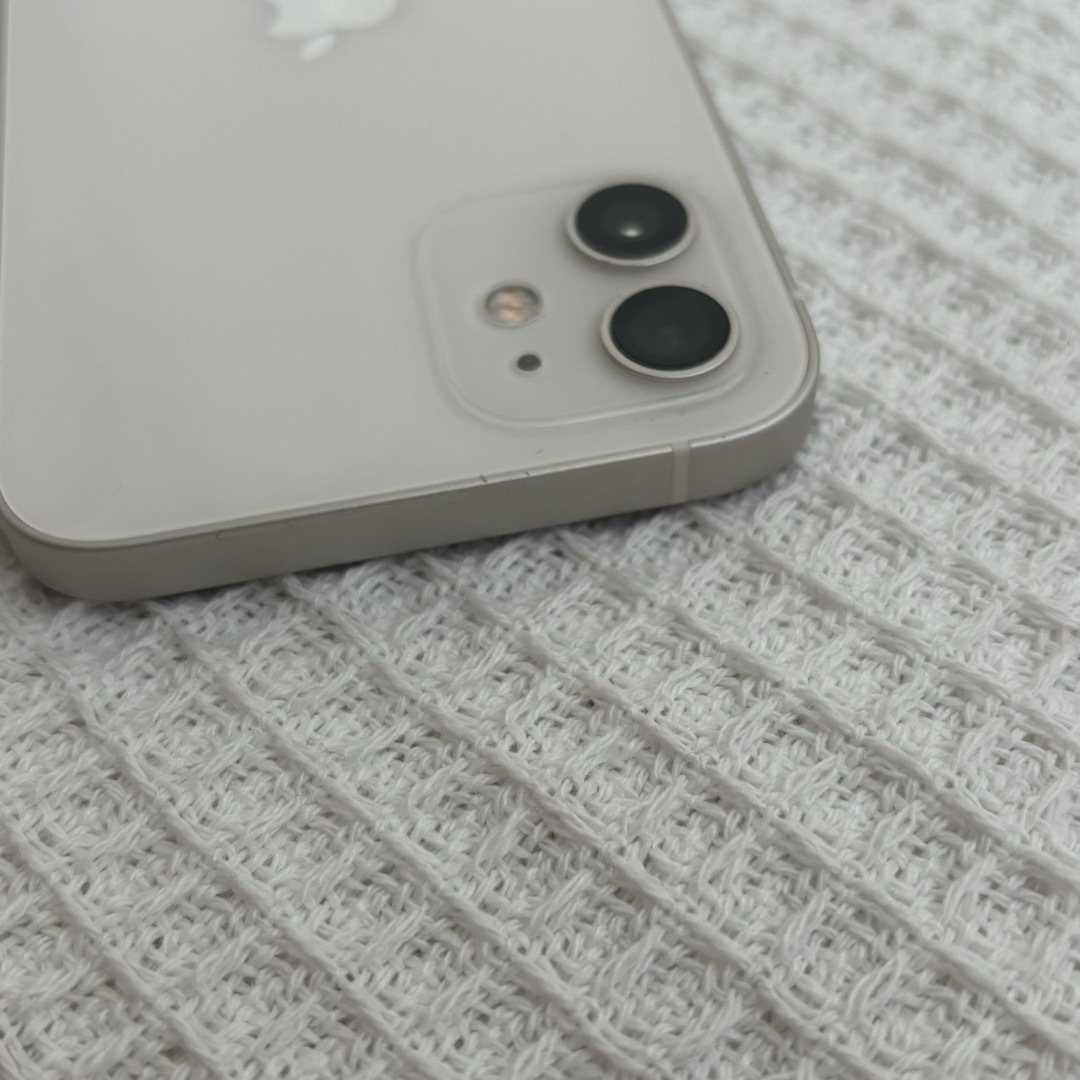 iPhone(アイフォーン)のアップル iPhone12 128GB ホワイト au スマホ/家電/カメラのスマートフォン/携帯電話(スマートフォン本体)の商品写真