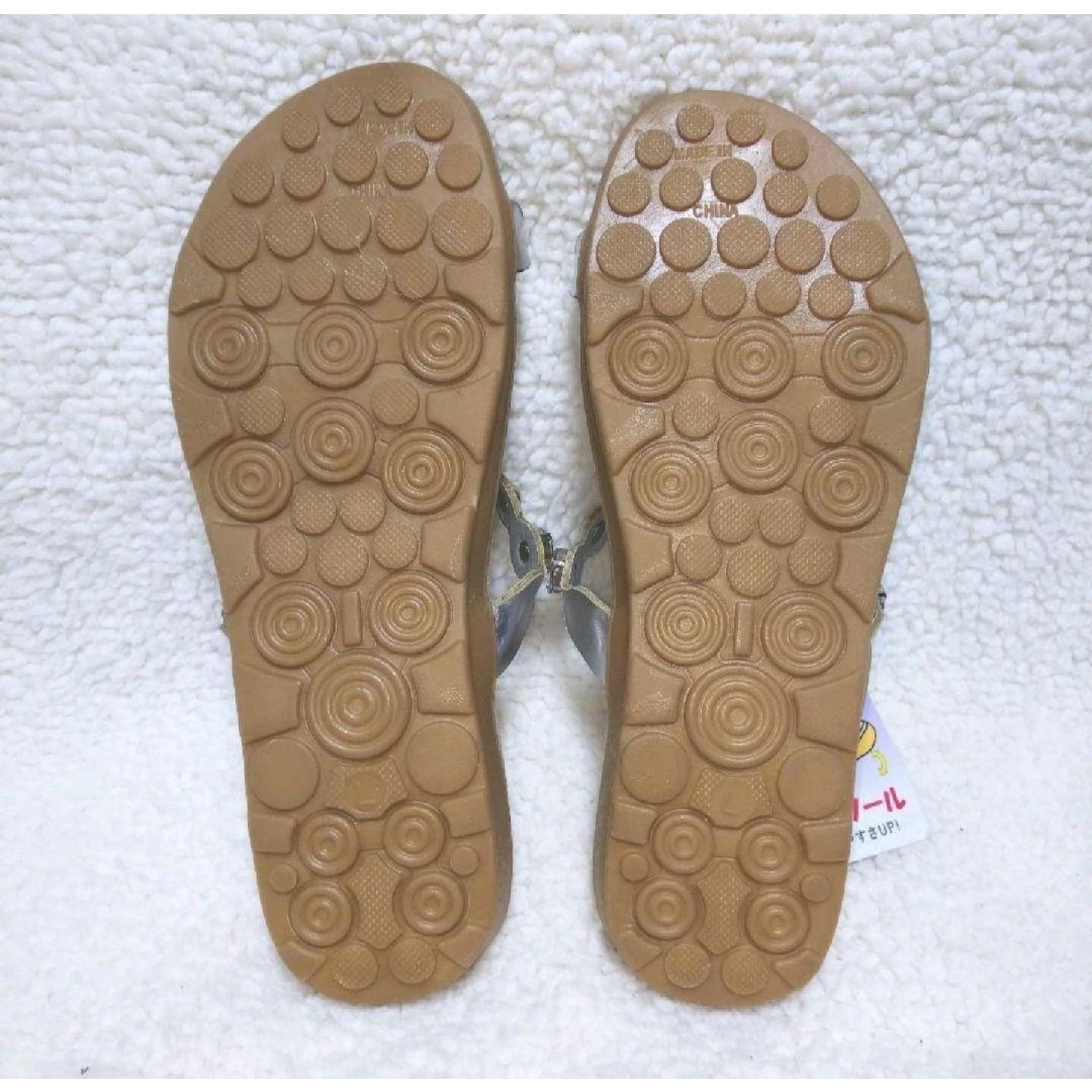 ビジュー ペタンコ ふわふわ サンダル シルバー色【新品・タグ付き】 レディースの靴/シューズ(サンダル)の商品写真