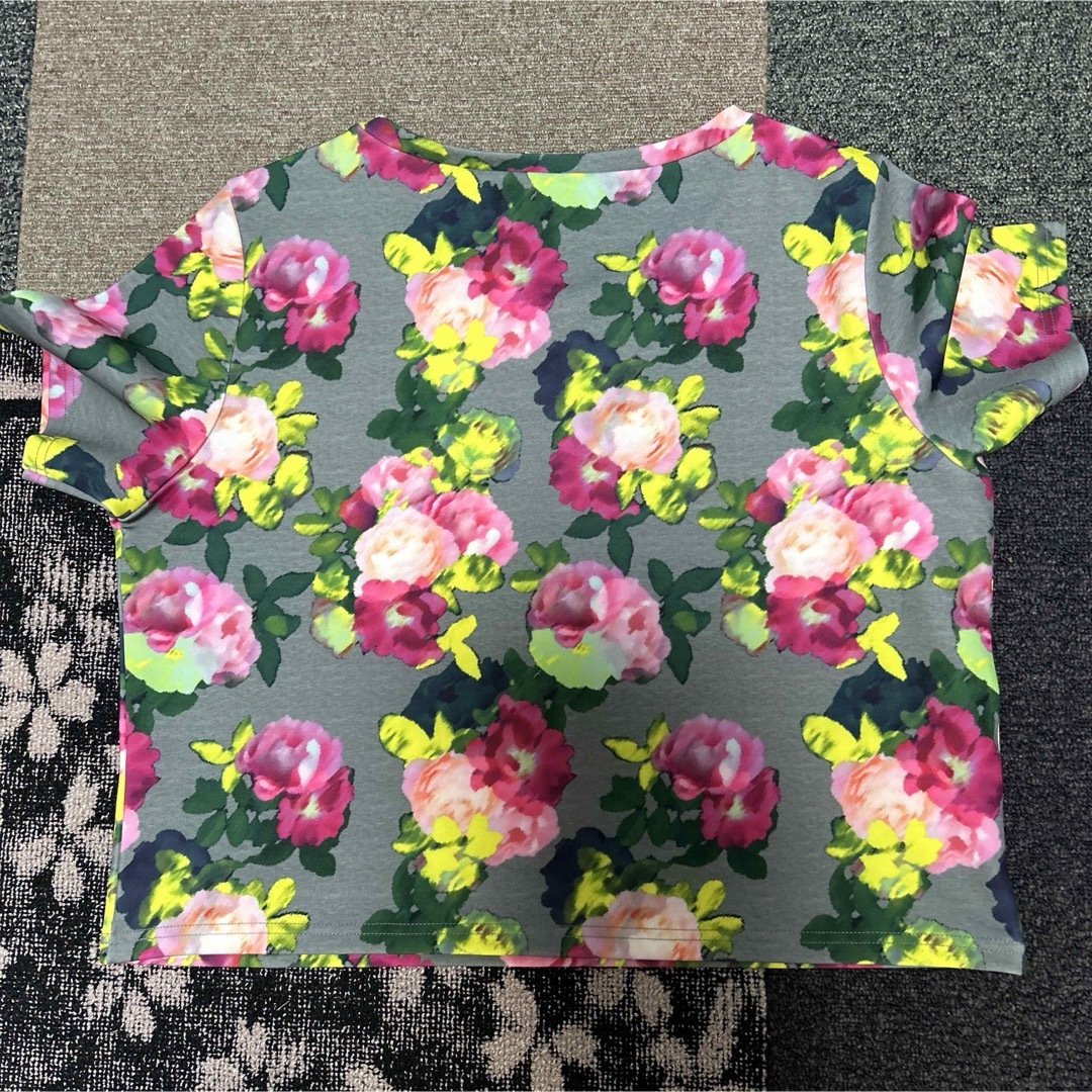 H&M(エイチアンドエム)の花柄カットソー 半袖 レディースのトップス(カットソー(半袖/袖なし))の商品写真