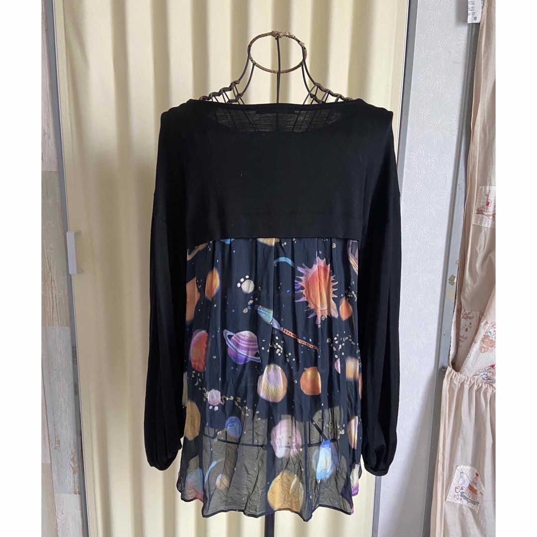 TSUMORI CHISATO(ツモリチサト)のツモリチサト　黒カットソー　背中ひらひら宇宙柄⭐️ レディースのトップス(カットソー(長袖/七分))の商品写真