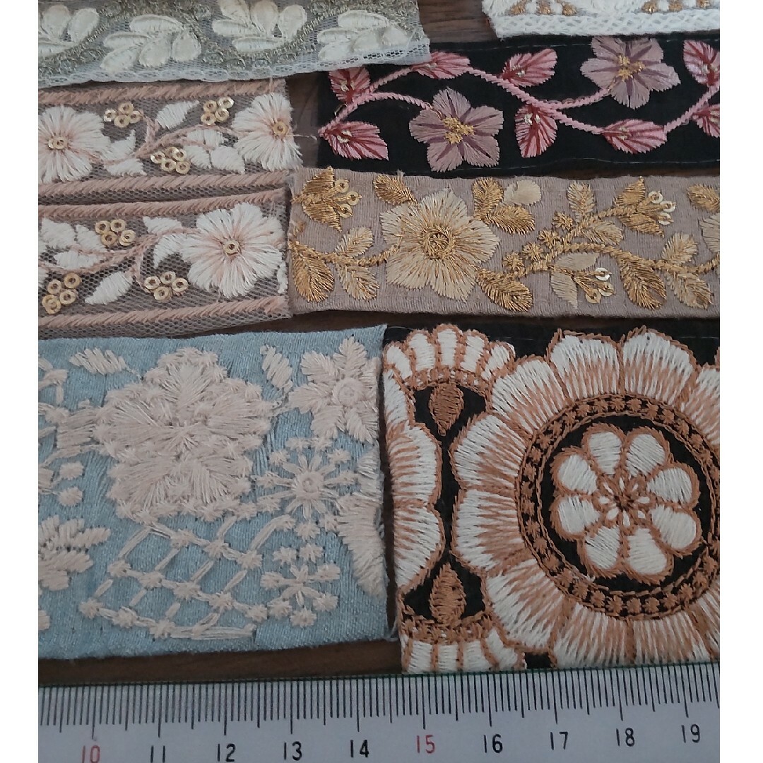インド刺繍 ハギレ １１枚と小さな２枚 ハンドメイドの素材/材料(その他)の商品写真